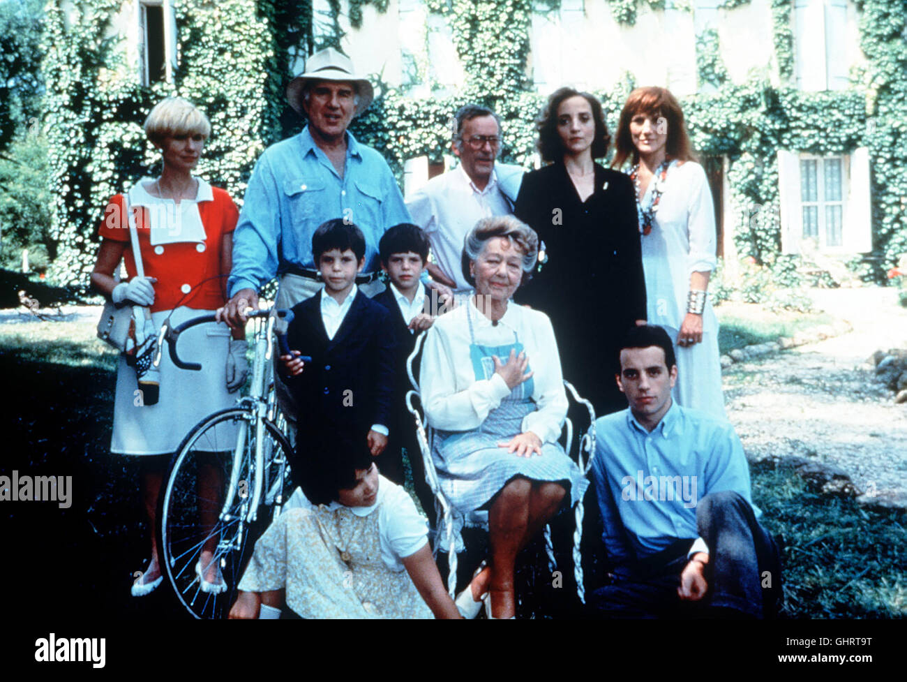 Eine Komödie im Mai - Während sich auf einem heruntergekommenen Landgut Eine große Familie trifft, um die Großmutter zu beerdigen, Barrikaden beherrschen das Straßenbild in Paris und das Leben in Frankreich ist aus den Fugen geraten. Szene mit Milou (MICHEL PICCOLI) Regie: Louis Malle aka. Milou En Mai Foto Stock