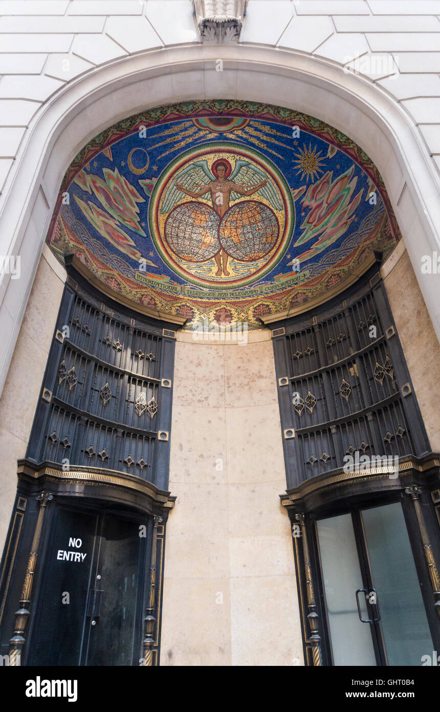 Ravvicinata di un mosaico di piastrelle al di sopra di entrata al vecchio telefono per chiamate internazionali e telegrafo Corporation edificio (ITTC) in New York Foto Stock