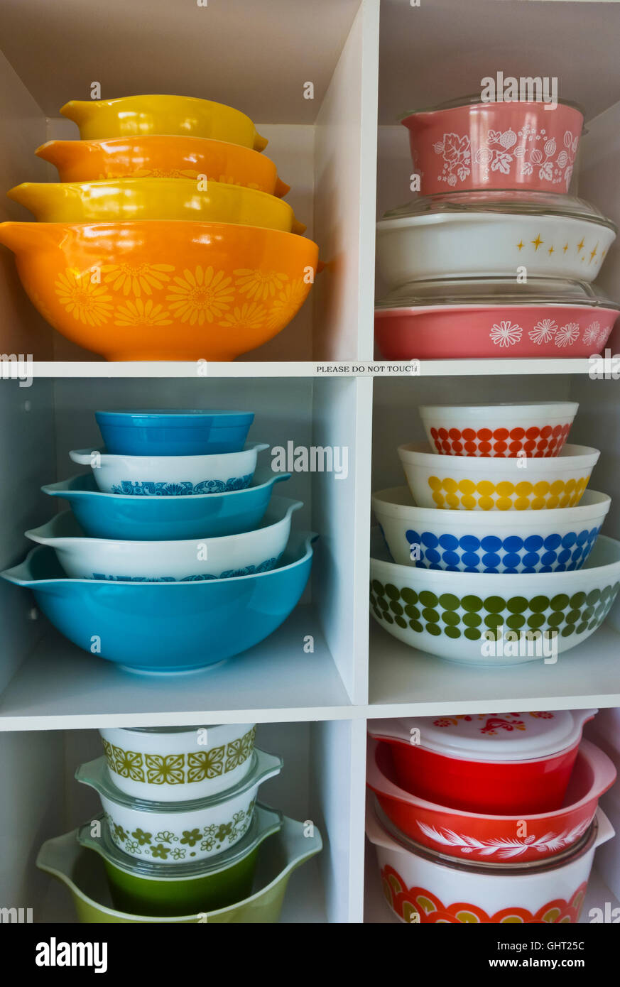 Colorata collezione di vintage Corningware bocce su display su un ripiano. Foto Stock