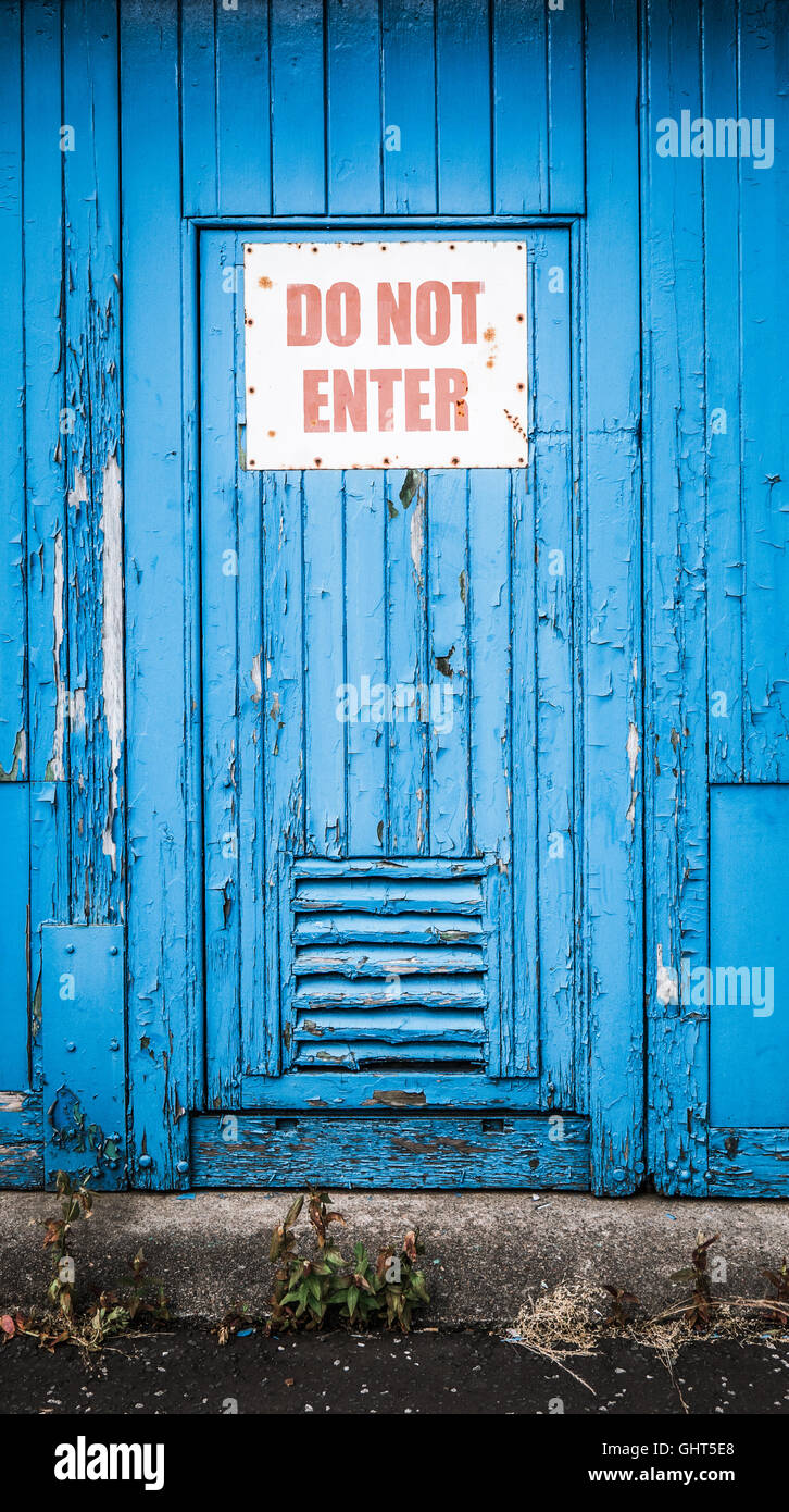 Rustico porta blu con Non inserire segno Foto Stock