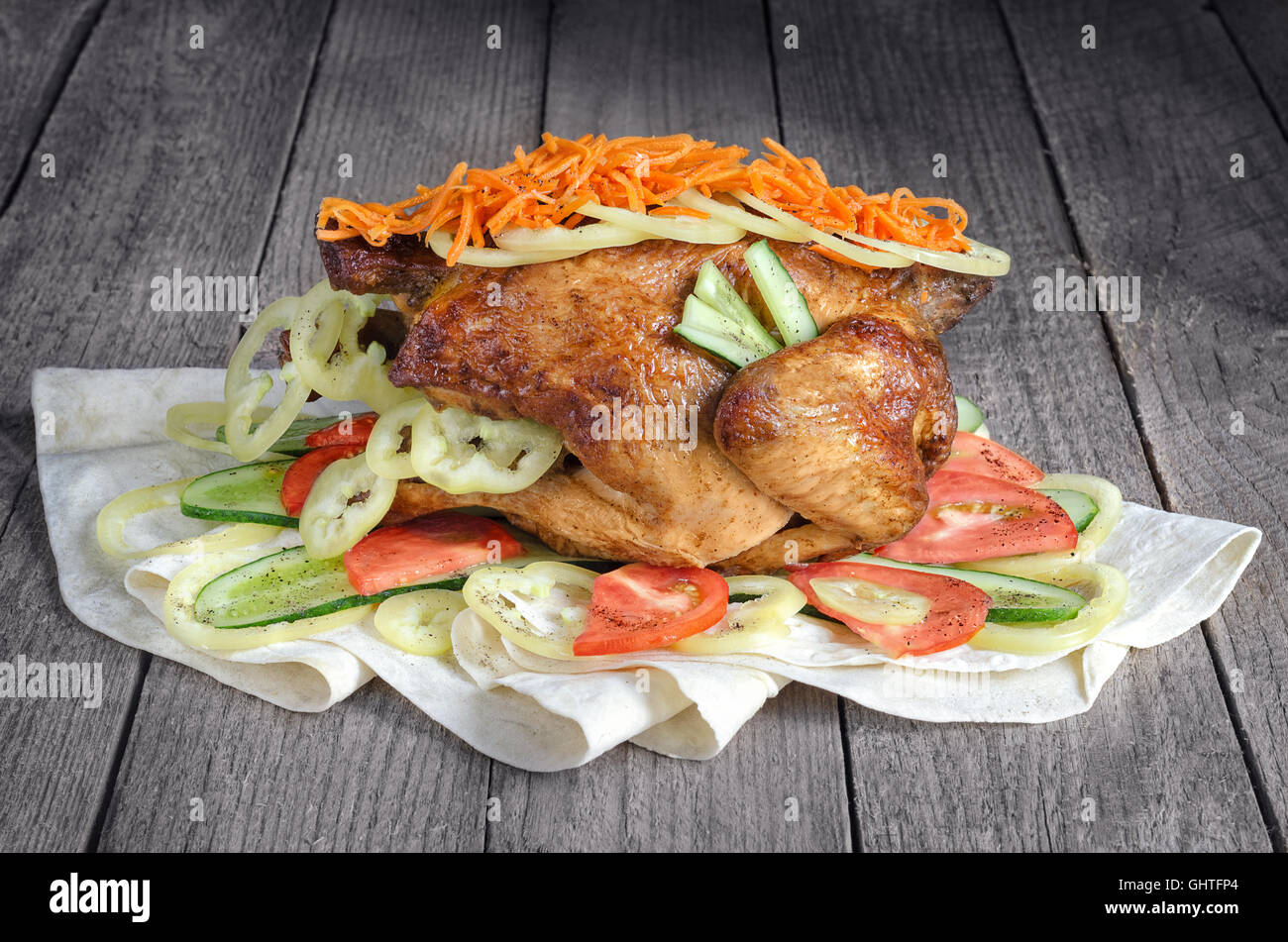 Pollo arrosto con verdure giacenti su di una pita Foto Stock