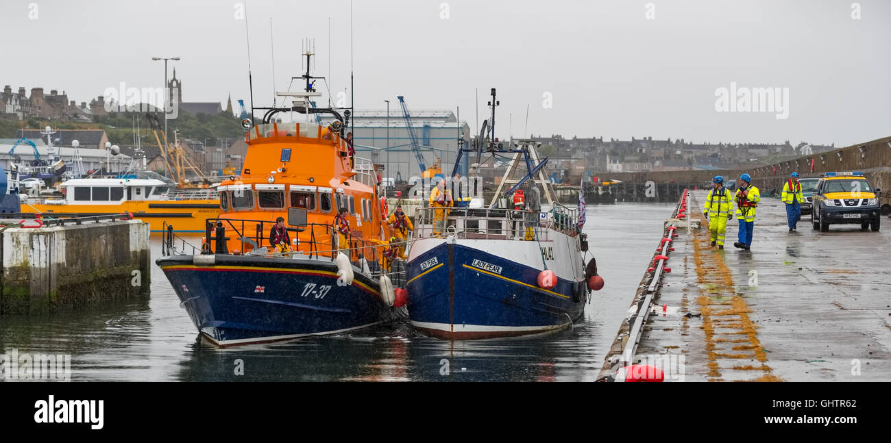 Moray, Scotland, Regno Unito. 10 Agosto, 2016. Questa è la barca da pesca, Lady Pearl trainato indietro nel porto a Buckie, murene, Scozia seguenti avendo perso tutta la potenza a causa avente una propria rete da pesca impigliata nel propulsore. Il riutilizzo è stata condotta mediante la scialuppa di salvataggio a Buckie, William flotta Blannin 17/37. La signora perla era stata la pesca nei pressi di Spey Bay sulla costa di Moray quando questo si è verificato. Questa è la seconda volta in questo anno che la signora Perla è stato salvato dalla Buckie scialuppa di salvataggio. Credito: Jasperimage/Alamy Live News Foto Stock