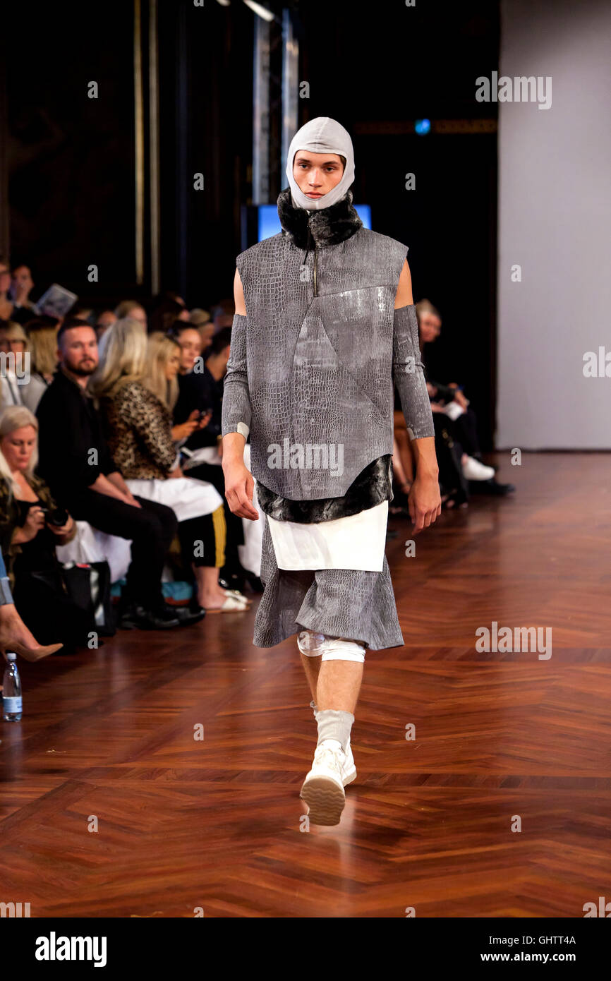 Copenhagen, Danimarca, 10 agosto 2016 : un modello passeggiate la pista indossando design by Tobias Birk Nielsen (l'Accademia Reale Danese di Belle Arti ) presso il nido di Designer Award Show per giovani talenti durante il Copenhagen Fashion Week Primavera/Estate 2017. Sotto il patrocinio di S.A.R. la Principessa Maria, il Designer's Nest Award è stato creato per premiare particolarmente esperti e promettente Nordicdesign-studenti. La giuria è un mix di danesi e internazionali di spicco del settore moda. Credito: OJPHOTOS/Alamy Live News Foto Stock