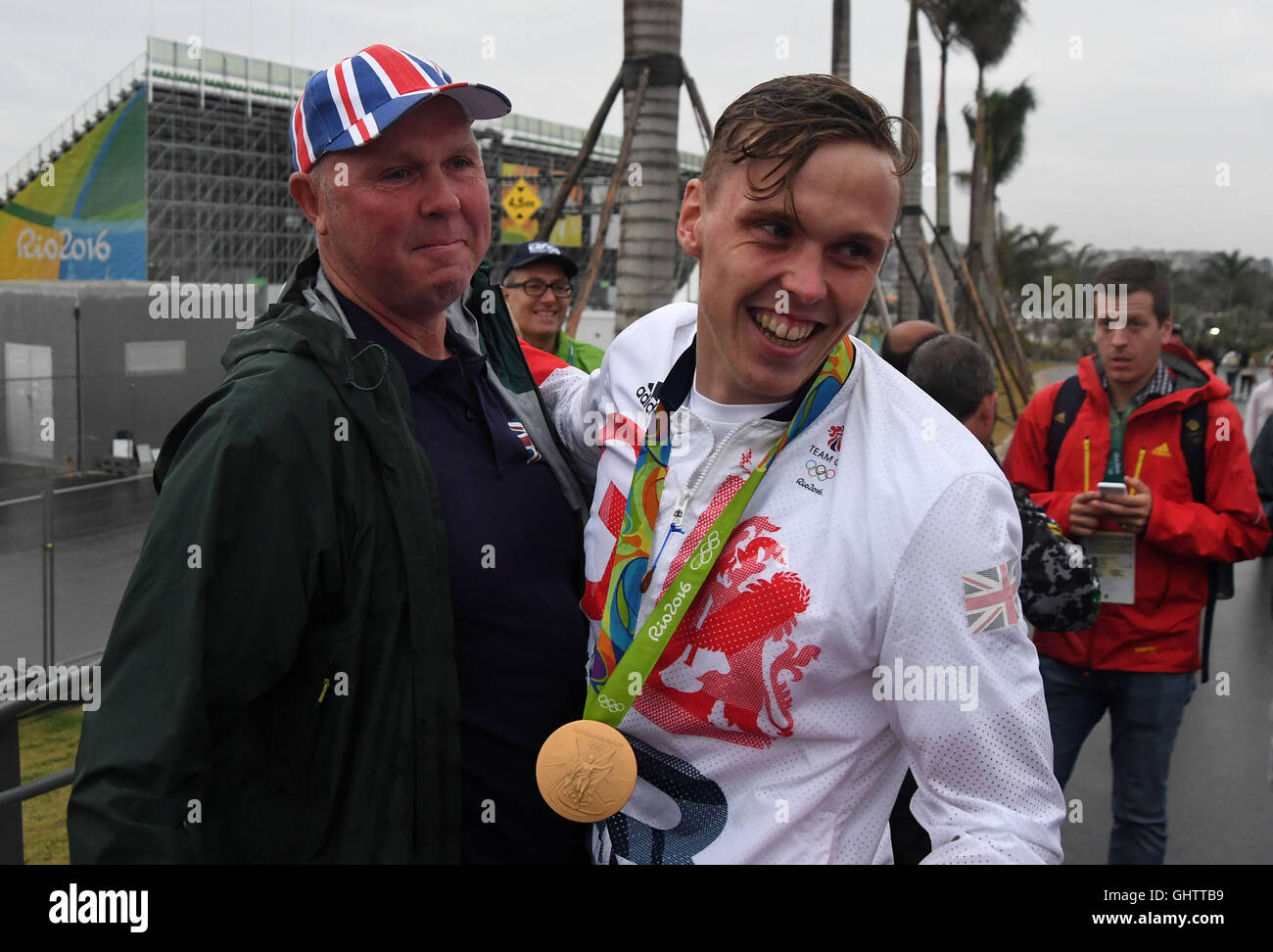 Rio de Janeiro, Brasile. 10 Ago, 2016. Un orgoglioso padre guarda su come Giuseppe Clarke (GBR) festeggia con la sua medaglia d'oro. Mens K1. Canoa slalom. Bianco centro d'acqua. X-Park. Deodoro. Rio de Janeiro. Il Brasile. 10/08/2016. Credito: Sport In immagini/Alamy Live News Foto Stock