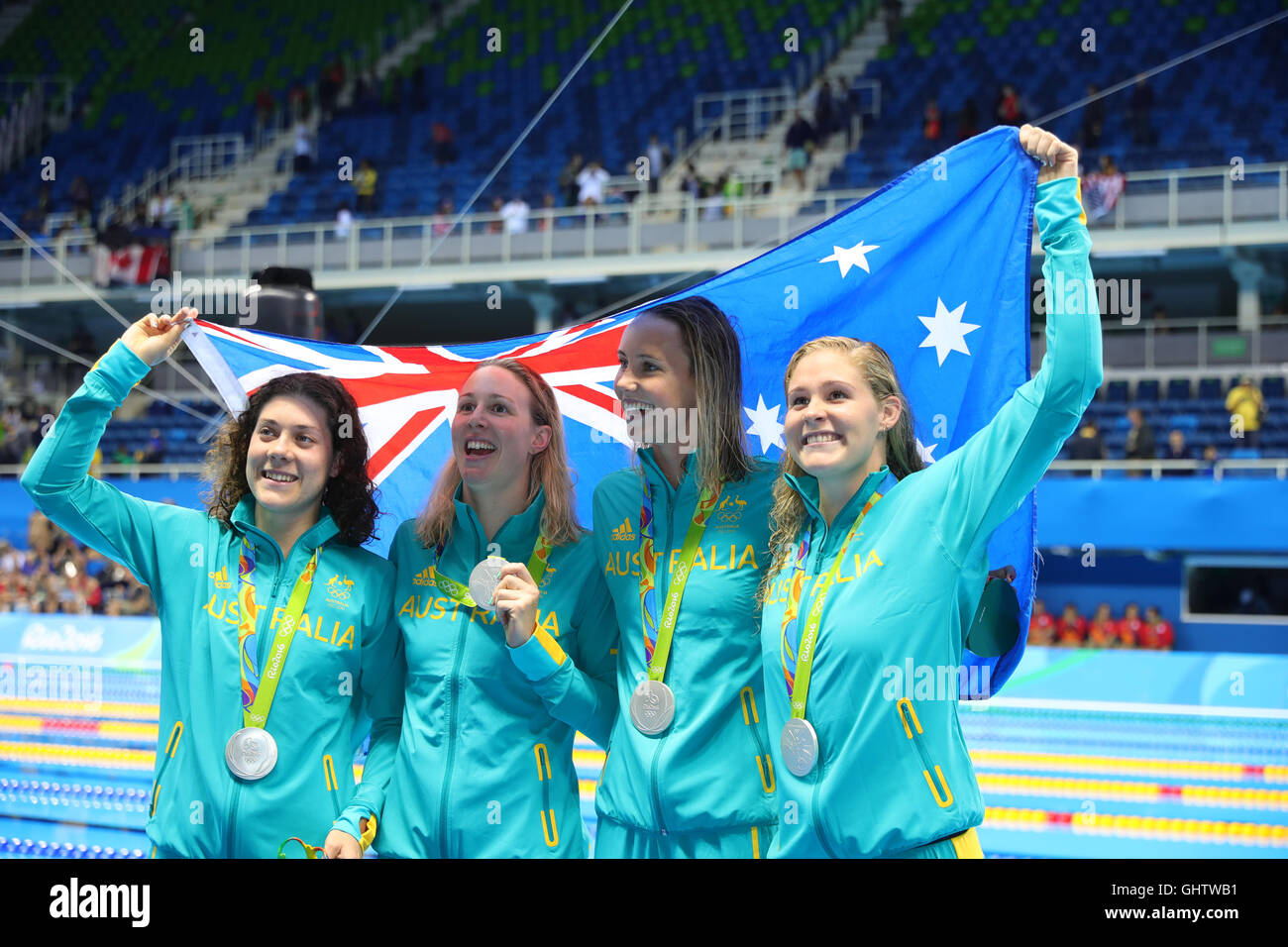 Rio de Janeiro, Brasile. 10 Ago, 2016. La squadra di nuoto di Australia visualizza le loro medaglie d argento dopo la donna 4 x 200m relè Freestyle Finale delle gare di nuoto del Rio 2016 Giochi Olimpici alla Olympic Aquatics Stadium di Rio de Janeiro, Brasile, 10 agosto 2016. Da sinistra: Tamsin Cook, Bronte Barratt, Emma McKeon, Lia Neale. Foto: Michael Kappeler/dpa/Alamy Live News Foto Stock