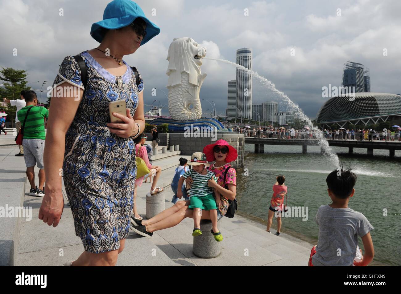 Singapore. 11 Ago, 2016. I turisti visita Singapore il Parco Merlion, 11 Agosto, 2016. Singapore il ministero del Commercio e dell'industria (MTI) giovedì ha annunciato che ha ridotto la crescita del PIL per il 2016 a 1.0 percento a 2.0 percento, dal 1,0 percento al 3,0 percento. © poi Chih Wey/Xinhua/Alamy Live News Foto Stock
