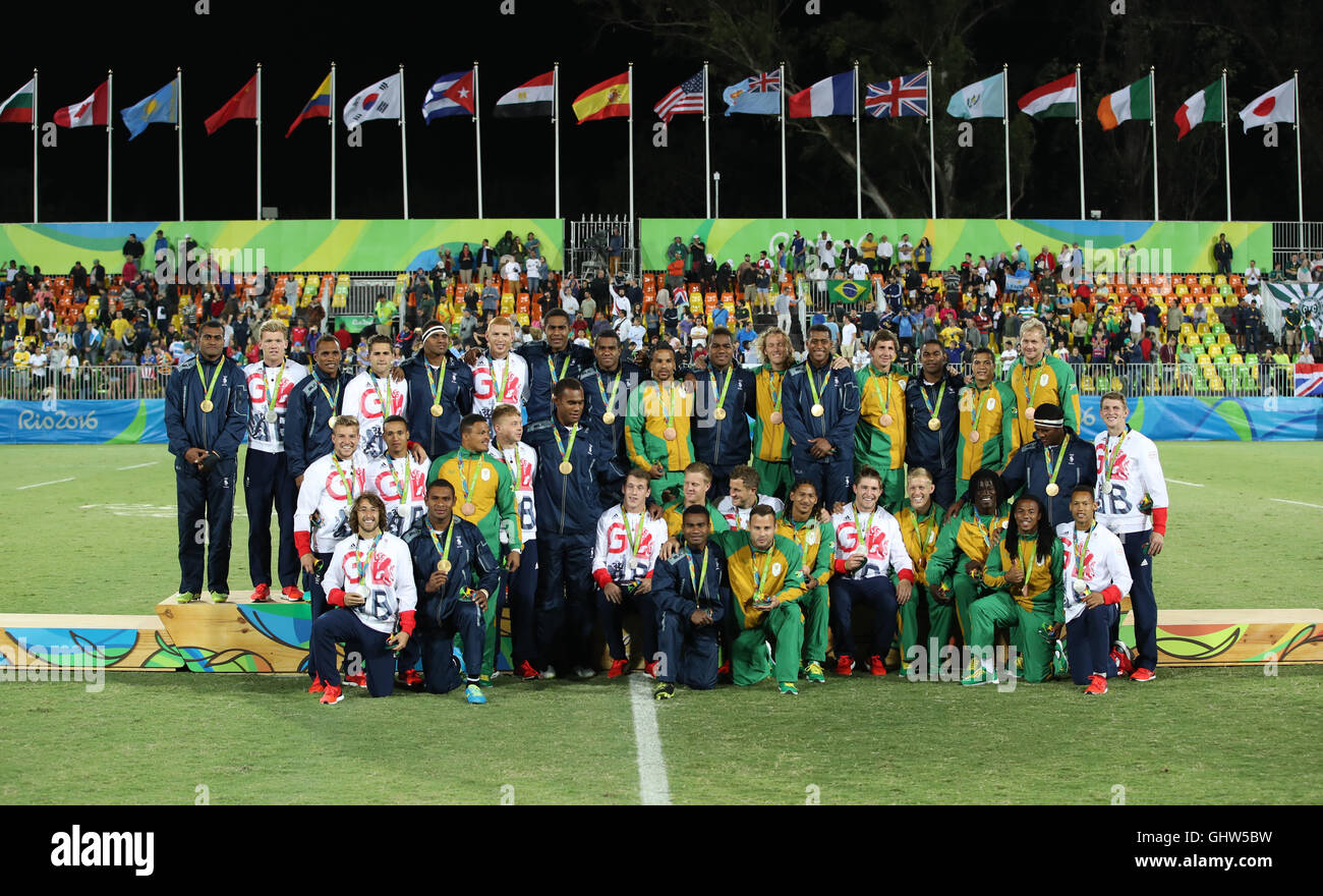 Rio de Janeiro, Brasile. 11 Ago, 2016. Team di Figi, la medaglia d'oro dei vincitori (blu) posa per una foto con medaglia d argento vincitori la gran bretagna team (bianco) e medaglia di bronzo vincitori il sudafricano del team (giallo) durante la cerimonia di premiazione degli uomini di Rugby Sevens evento durante il Rio 2016 Giochi Olimpici a Deodoro Stadium di Rio de Janeiro, Brasile, 11 agosto 2016. Foto: Friso Gentsch/dpa/Alamy Live News Foto Stock
