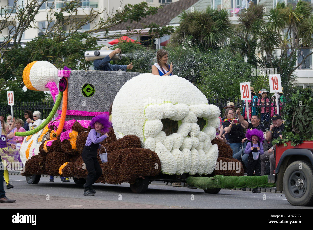 Jersey, Isole del Canale, UK. 11 Agosto, 2016. Un partecipante galleggiante e contingenti lungo il percorso della parata del Jersey Battaglia dei Fiori 2016 Credit: galleria immagini2/Alamy Live News Foto Stock