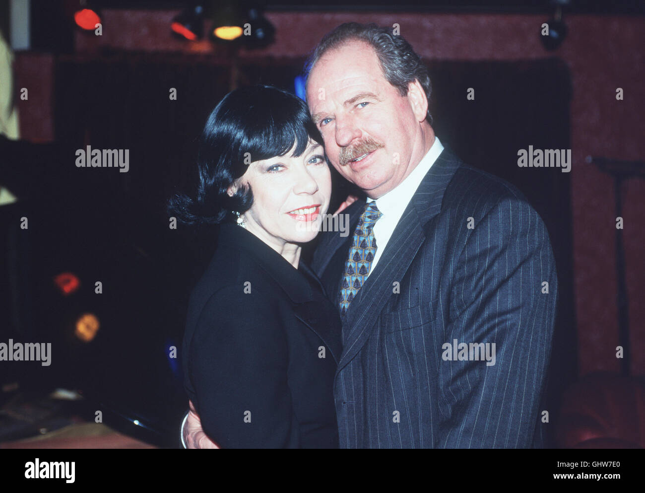 EVELYN HAMANN'S GESCHICHTEN Aus dem Leben- Oberfinanzinspektorin Lilo Wagner (EVELYN HAMANN) versucht mit allen Mitteln weiblichen Gregor Kreutzfeld (Friedrich von Thun) aufs Kreuz zu legen... Regie: Ralf Gregan aka. Doppeltes Spiel Foto Stock