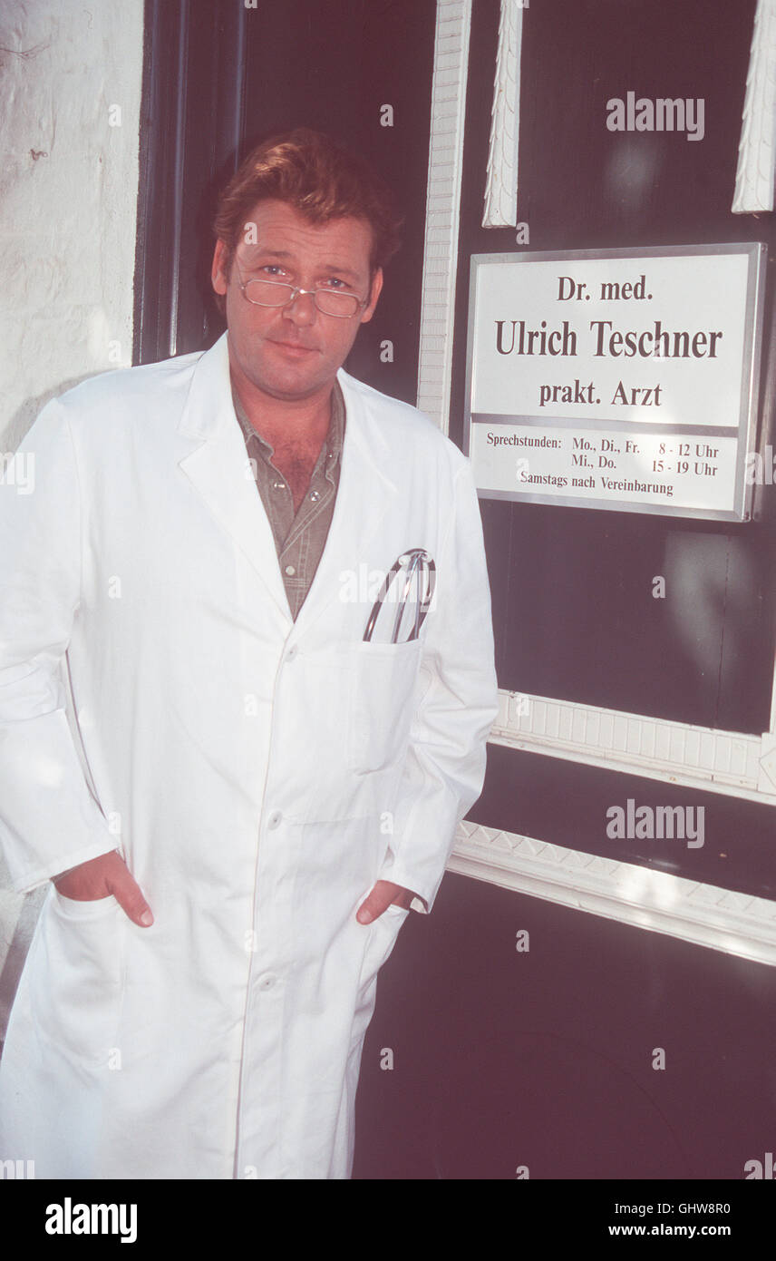 DER LANDARZT mit WALTER PLATHE als Landarzt Dr. Teschner aka. Urlaub Foto Stock