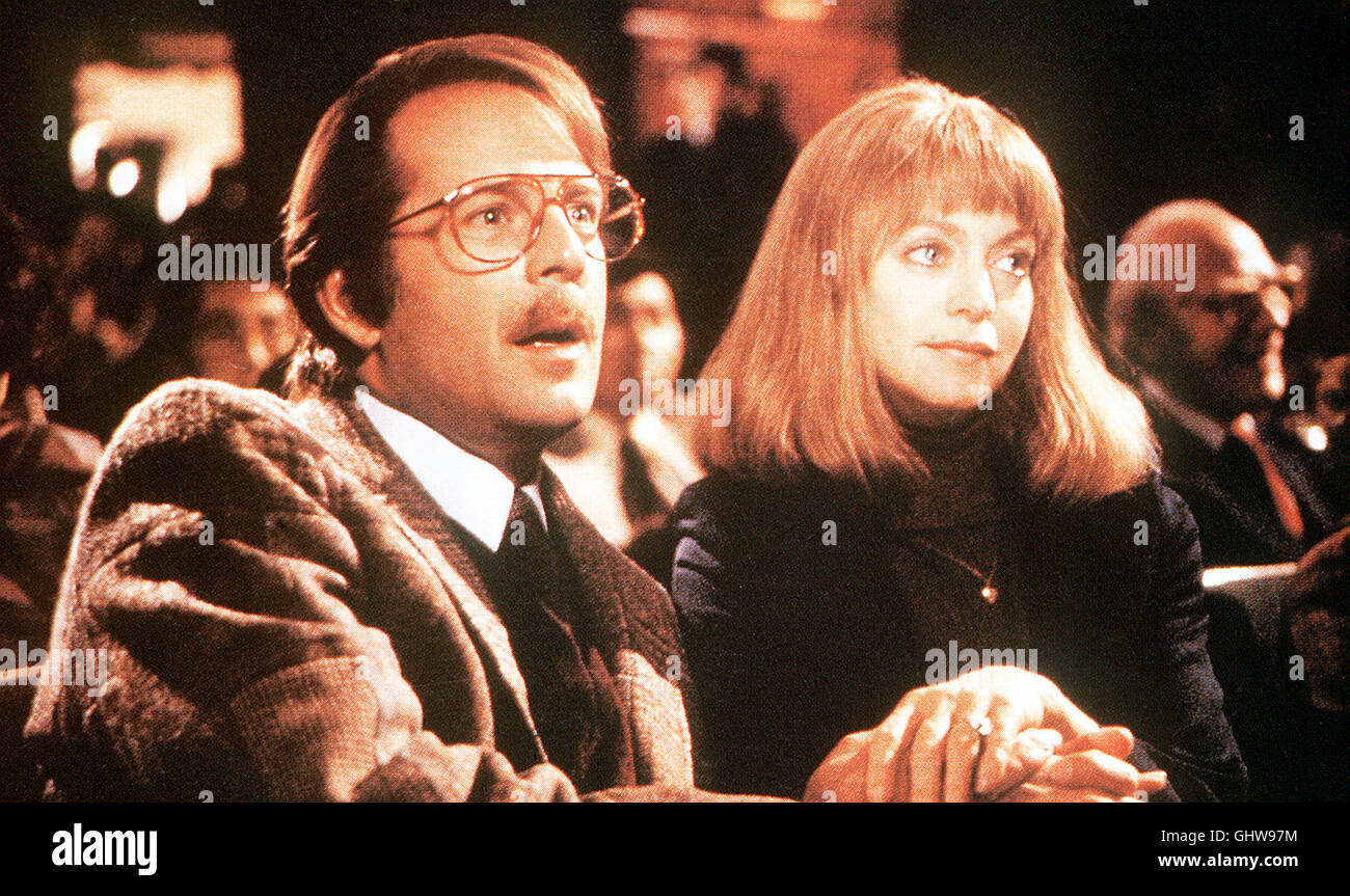 DER TOD STEHT IHR GUT morte diviene il suo USA 1992 - Robert Zemeckis Als Madeline ihre alte Schulfreundin Helen (Goldie Hawn) nach Jahren wiedertrifft, ist sie von ihrer schönheit jugendlichen beeindruckt. Diese rührt von einem Zaubertrank, dem auch Madeline nicht wiederstehen kann. Nun beginnt der Kampf um Helens Ex-Verlobten Ernest (Bruce Willis), Den Madeline ihr vor Jahren ausgespannt hat. Regie: Robert Zemeckis aka. La morte diviene il suo Foto Stock