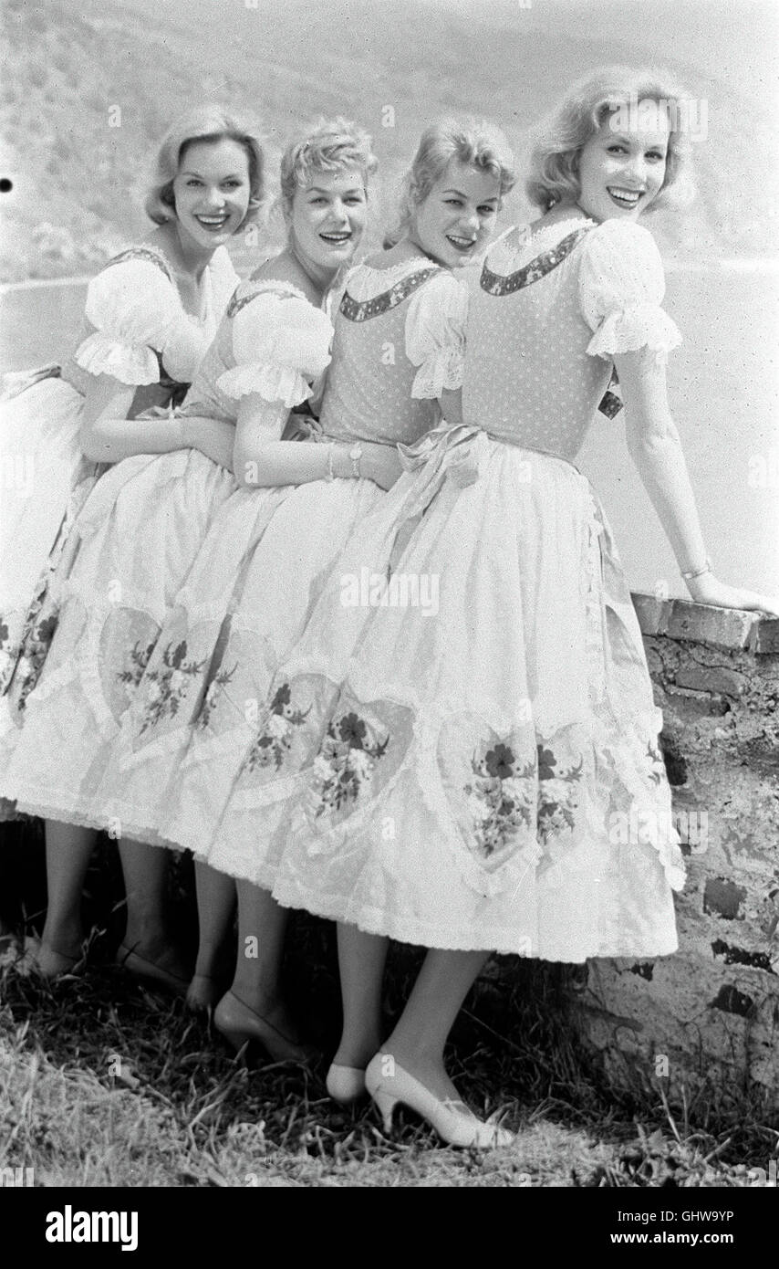 VIER MÄDELS aus der Wachau Austria 1957 - Franz Antel Ein eheliches und ein uneheliches weibliches Zwillingspaar werden vom Bürgermeister geschäftstüchtigen eines Fremdenverkehrsortes in der Wachau als Touristenattraktion ausgebeutet. Als die vier sich verlieben und heiraten wollen, sieht der Bürgermeister sein Geschäft einträgliches gefährdet. v.l.n.r.: Hanni (ELLEN KESSLER), Gretl (JUTTA GÜNTHER), Christl (ISA GÜNTHER) und Franzi (ALICE KESSLER). Regie: Franz Antel Foto Stock