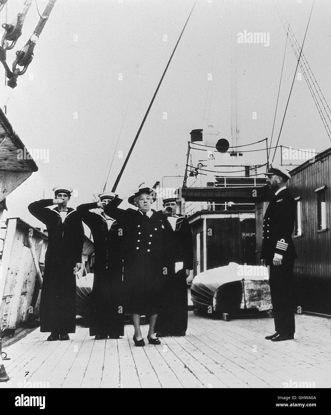 MÖRDER AHOI omicidio Ahoy Miss Marple wird in den Aufsichtsrat der von ihrem Großvater gegründeten 'Stiftung zur Besserung der Jugend' berufen. Während der Einführungssitzung in die altehrwürdige organizzazione stirbt Vor den Augen der Hobbydetektivin eines der Mitglieder- wie es scheint un einem Herzschlag. Doch Miss Marple glaubt nicht un einen natürlichen Tod ... MARGARET RUTHERFORD - Miss Marple Regie: George Pollock aka. Omicidio Ahoy Foto Stock