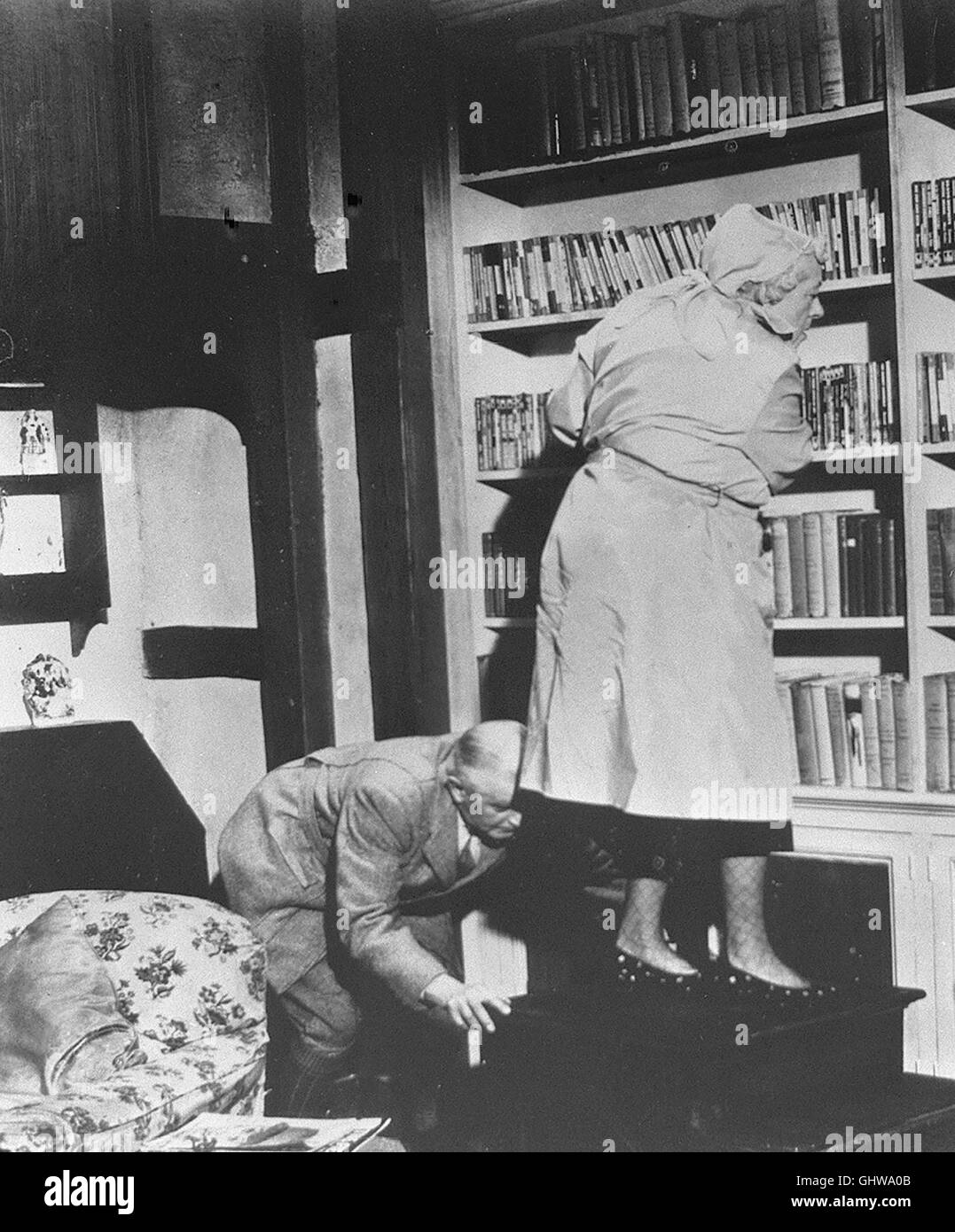 MÖRDER AHOI omicidio Ahoy Miss Marple wird in den Aufsichtsrat der von ihrem Großvater gegründeten 'Stiftung zur Besserung der Jugend' berufen. Während der Einführungssitzung in die altehrwürdige organizzazione stirbt Vor den Augen der Hobbydetektivin eines der Mitglieder- wie es scheint un einem Herzschlag. Doch Miss Marple glaubt nicht un einen natürlichen Tod ... STINGER DAVIS - Il Sig. Stringer MARGARET RUTHERFORD - Miss Marple Regie: George Pollock aka. Omicidio Ahoy Foto Stock