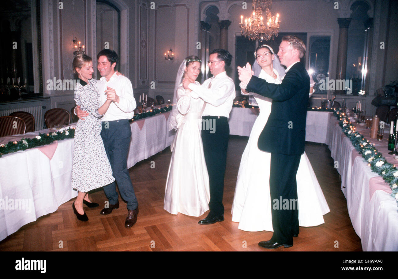 VOM KÜSSEN UND VOM FLIEGEN- Szene : Die Hochzeitsfeier der Söhne Finkbeiner. V.l.n.r.: Fritz (FELIX EITNER), Petra (SUSANNE LOTHAR), Kurt (GEORGE LENZ), Helga (STEFANIE SCHMID), Erwin (Johann von Bülow) und Margot (ANNEKE KIM SARNAU). aka. Von Hartmut Schoen Foto Stock