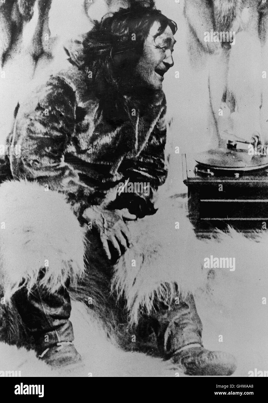 NANUK, DER ESCHIMESE- Zwei Jahre hatte Robert Flaherty (1894 - 1951) unter eschimesi in der Arktis gelebt, bevor er 1921 seinen ersten Dokumentarfilm drehte. "Nanuk, der eschimese' gehört zu den Meilensteinen in der Geschichte dieses generi: Er zeigt das Leben dieser Menschen bei der Jagd, beim Bau ihrer Iglus, der Erziehung ihrer Kinder und der Aufzucht ihrer Schlittenhunde. Unser Bild: Er wurde zum Inbegriff sciabiche gastlichen Volkes: NANU, der eschimese Regie: Robert Flaherty aka. Nanook del Nord Foto Stock
