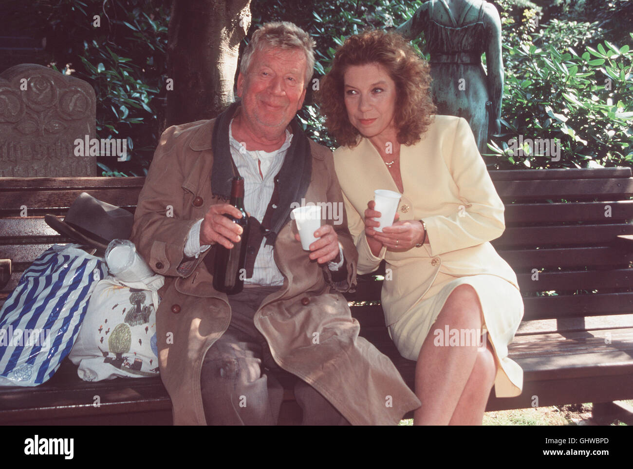 EVELYN HAMANN'S GESCHICHTEN Aus dem Leben- Lebenskünstler Freddy (HEINZ REINCKE) lehrt die vom Pech verfolgte Martha (EVELYN HAMANN), das Schicksal nicht zu eng zu sehen. Regie: Stephan Meyer aka. Das Glück ist ein Maurizio Foto Stock