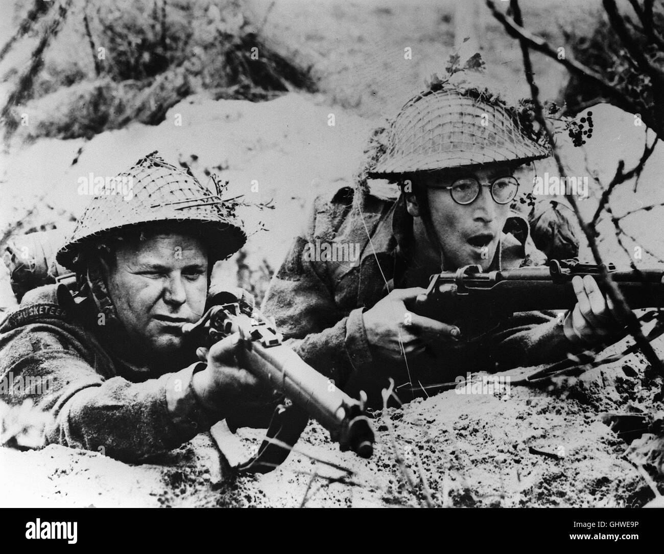 WIE ICH DEN KRIEG GEWANN come ho vinto la guerra GB 1966 - Richard Lester Die grotesken Abenteuer einer Gruppe britischer Soldaten, die imZweiten Weltkrieg in Afrika gegen die Deutschen kämpfen. Die Rolle des unsoldatischen Gripweed spielt das Pop-Idol und Beatles-Oberhaupt JOHN LENNON, re. Regie: Richard Lester aka. Come ho vinto la guerra Foto Stock