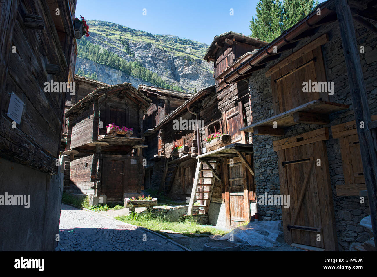 Tradizionali case di legno nel centro di Zermatt, Svizzera Foto Stock