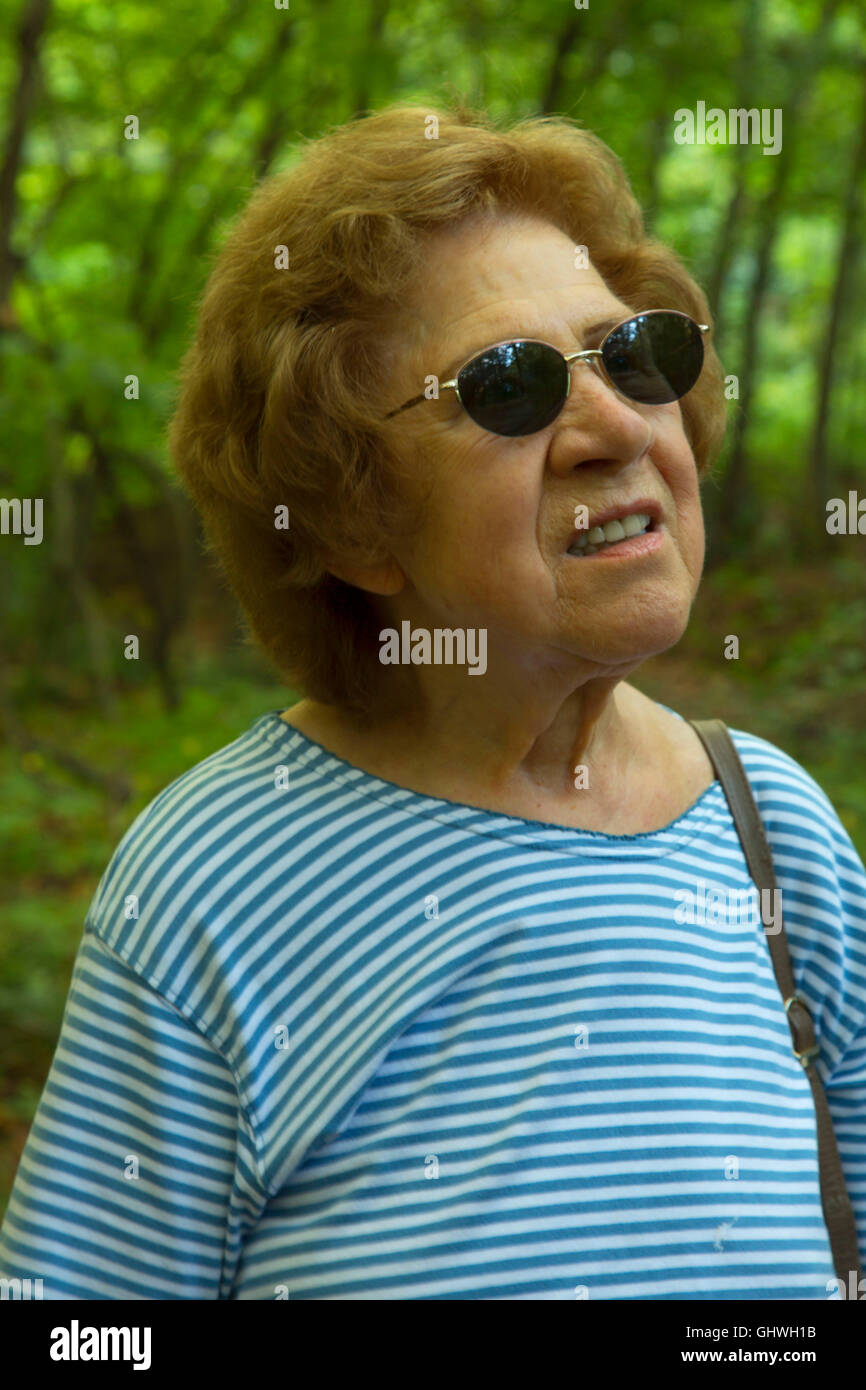 Donna sul sentiero natura, AW Stanley Park di New Britain, Connecticut Foto Stock