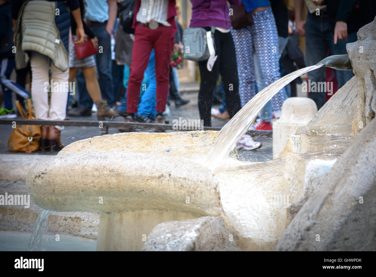 Un particolare della stupefacente Fontana della Barcaccia chiamato in piazza Navona a Roma, Italia Foto Stock