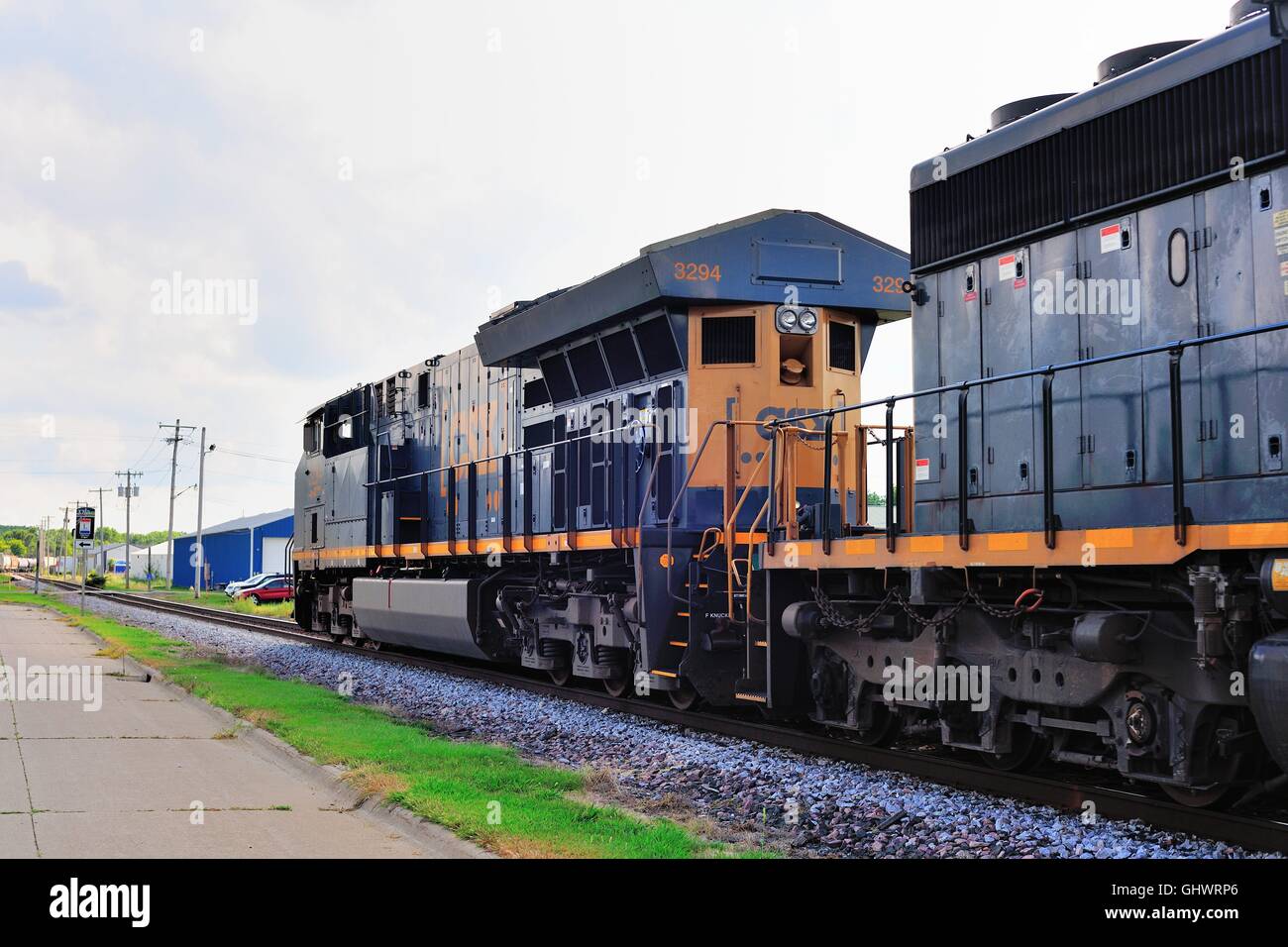 Una CSX trasporto treno merci, piombo da due unità di locomotiva, muovendosi attraverso Clinton, Iowa, USA. Foto Stock