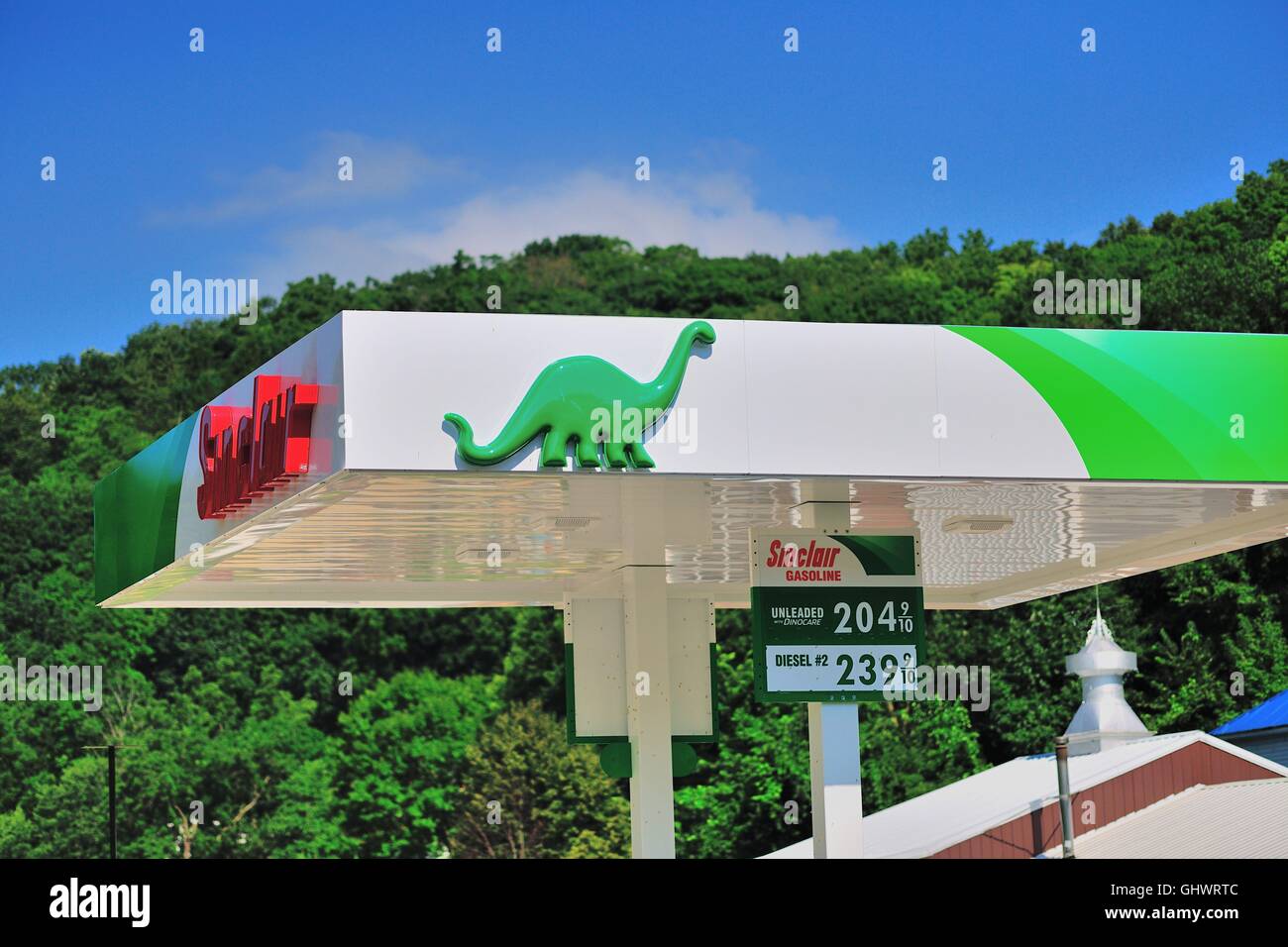 Una stazione di servizio con un collegamento al passato attraverso il suo uso di un vecchio modello di corporate identity, a Sinclair stazione di olio nelle zone rurali di Iowa. Foto Stock