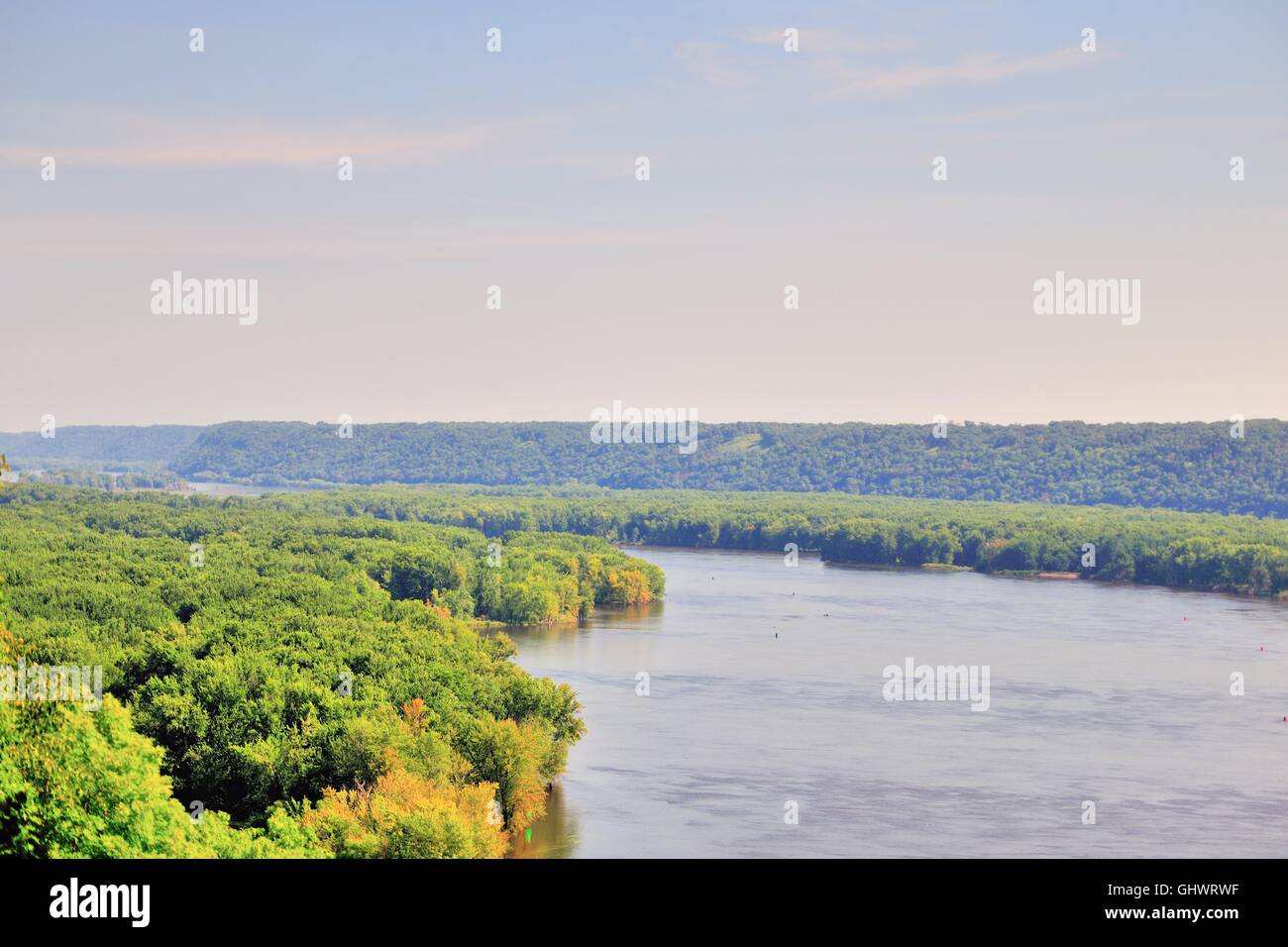 Una vista panoramica di un canale che contribuisce al largo delle acque del fiume Mississippi vicino Guttenberg, Iowa, USA. Foto Stock