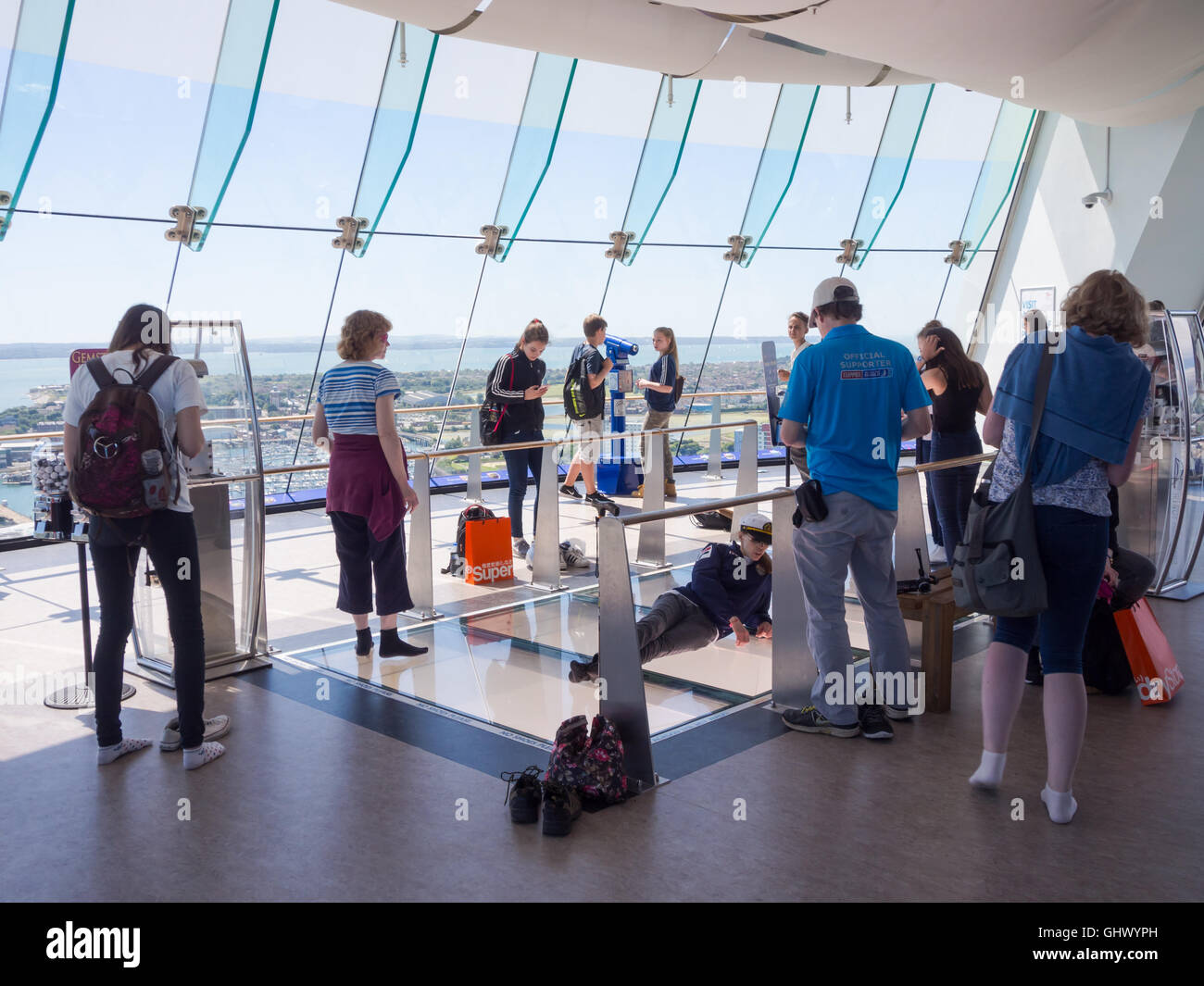 Turisti sul ponte di visualizzazione della Spinnaker Tower di Portsmouth, Inghilterra Foto Stock