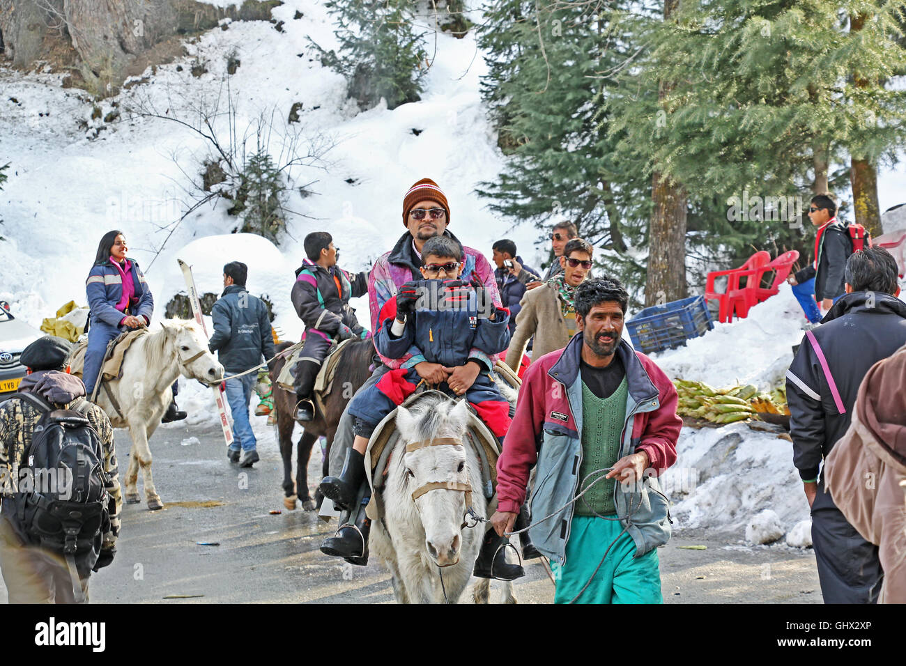 I turisti che partecipano in inverno attività di trekking in innevato montagna himalayana varia in Manali, India Foto Stock
