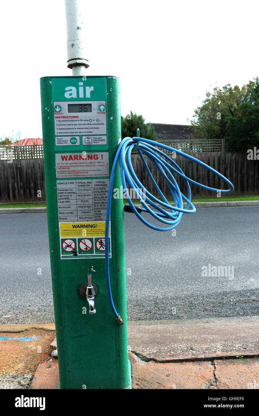 La pressione dell'aria del tubo flessibile della pompa alla stazione di benzina BP, in Melbourne Victoria Australia Foto Stock
