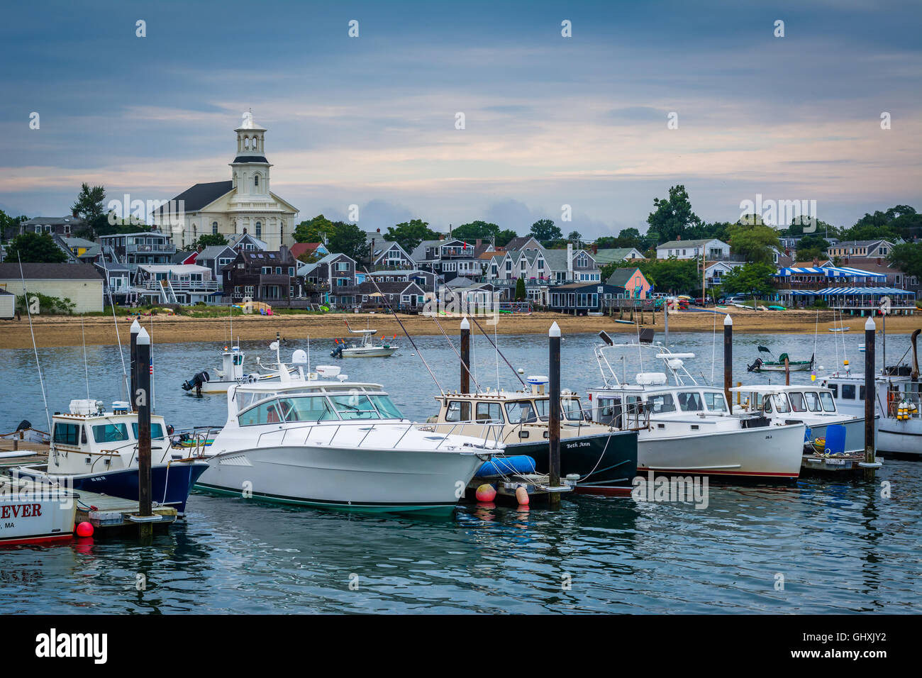 Barche e vista di edifici a Provincetown, Cape Cod, Massachusetts. Foto Stock