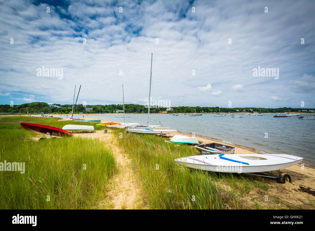 Barche su una spiaggia, in Chatham, Cape Cod, Massachusetts. Foto Stock