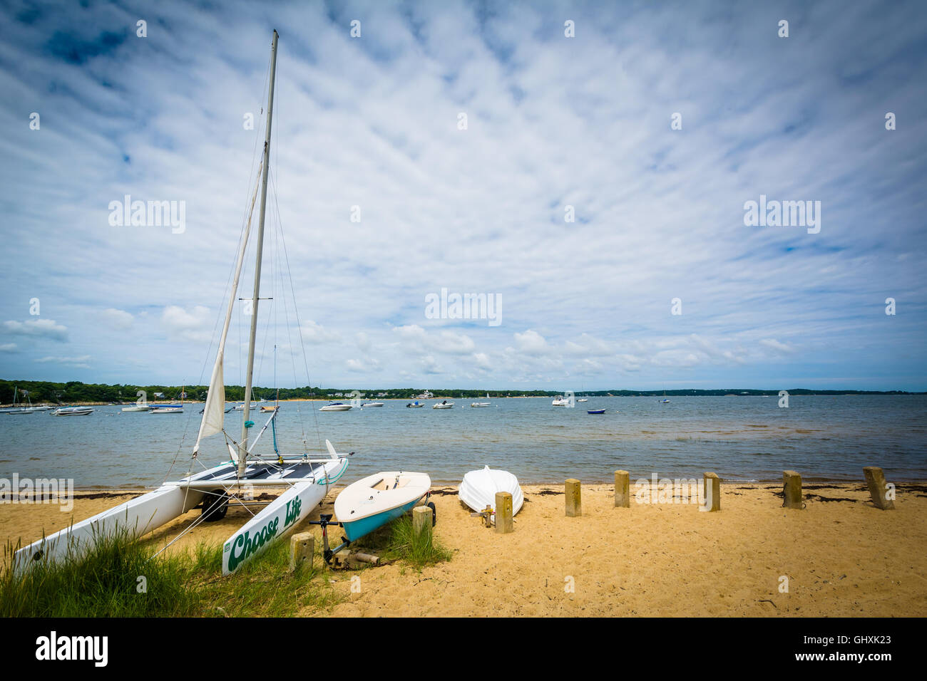 Barche su una spiaggia, in Chatham, Cape Cod, Massachusetts. Foto Stock