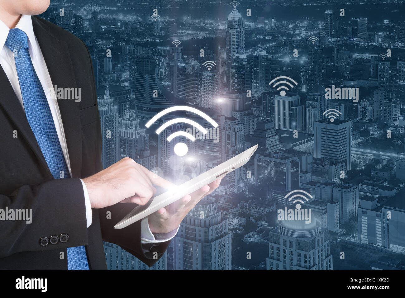 La tecnologia aziendale concetto - Business man premere tavoletta digitale per il collegamento wifi o internet nel centro business district. Foto Stock