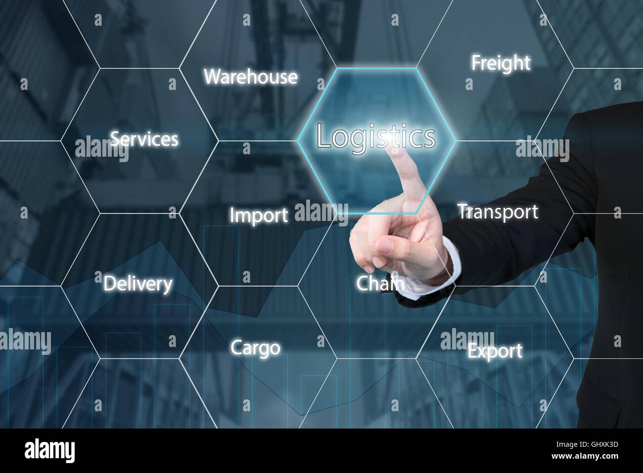 Business man toccando l'icona della logistica con il successo aziendale schermo virtuale Foto Stock
