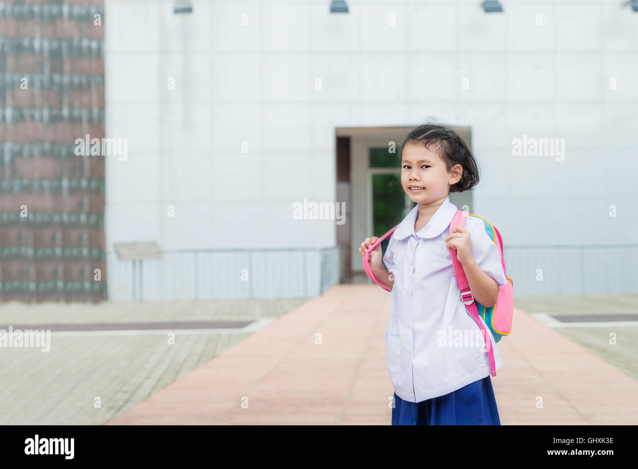 Ragazza asiatica kid studente in uniforme di andare a scuola. Studente torna al concetto di scuola. Foto Stock