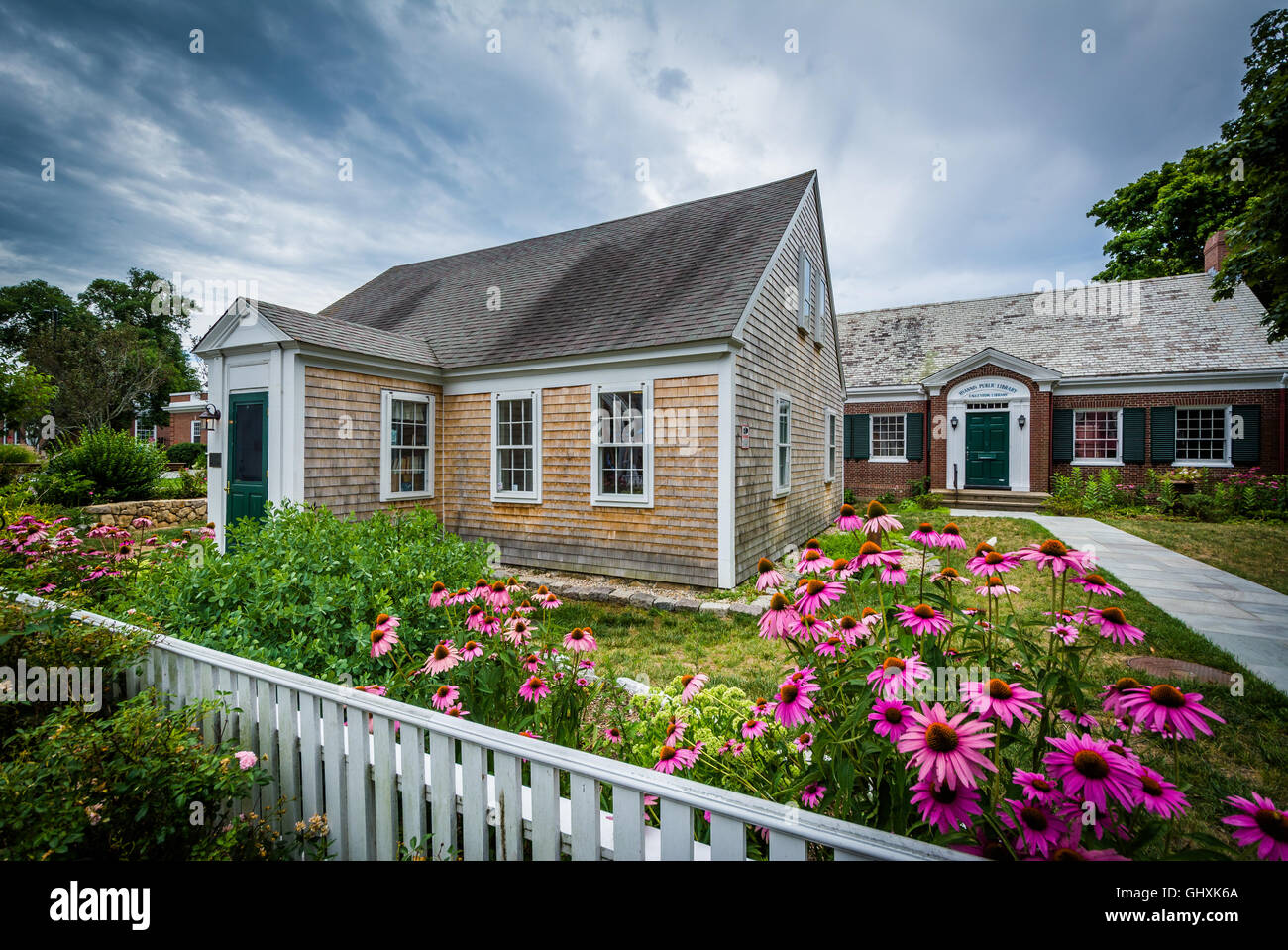 Il giardino e la biblioteca pubblica, in Hyannis Cape Cod, Massachusetts. Foto Stock