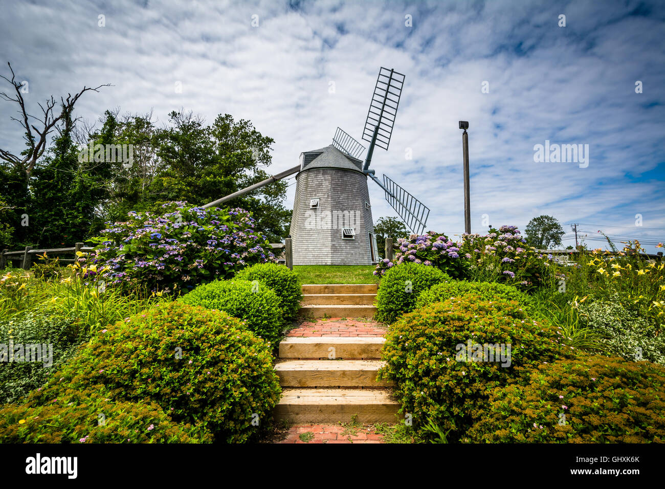 I giardini e il Jonathan giovani Windmill in Orleans, Cape Cod, Massachusetts. Foto Stock