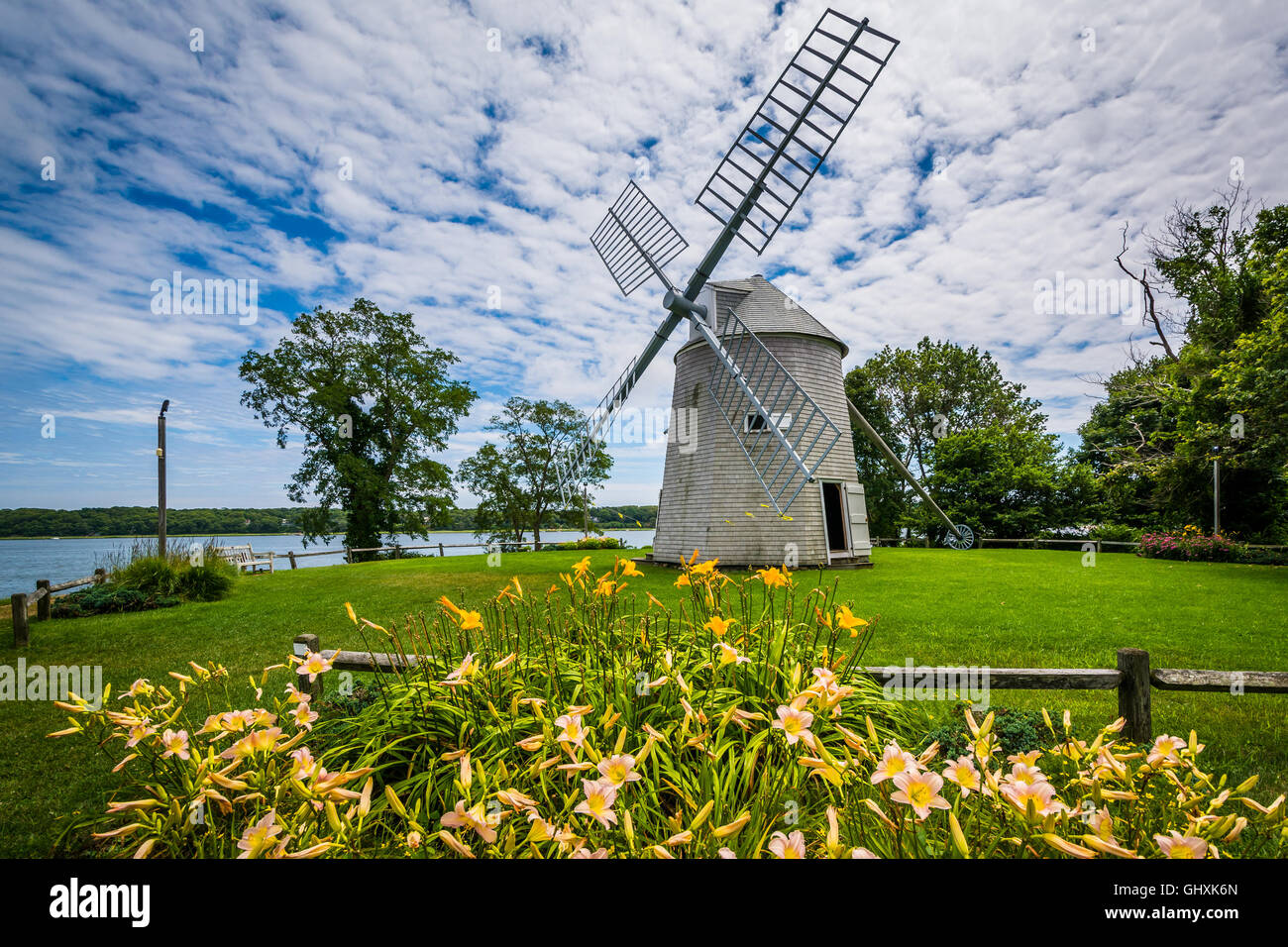 I giardini e il Jonathan giovani Windmill in Orleans, Cape Cod, Massachusetts. Foto Stock