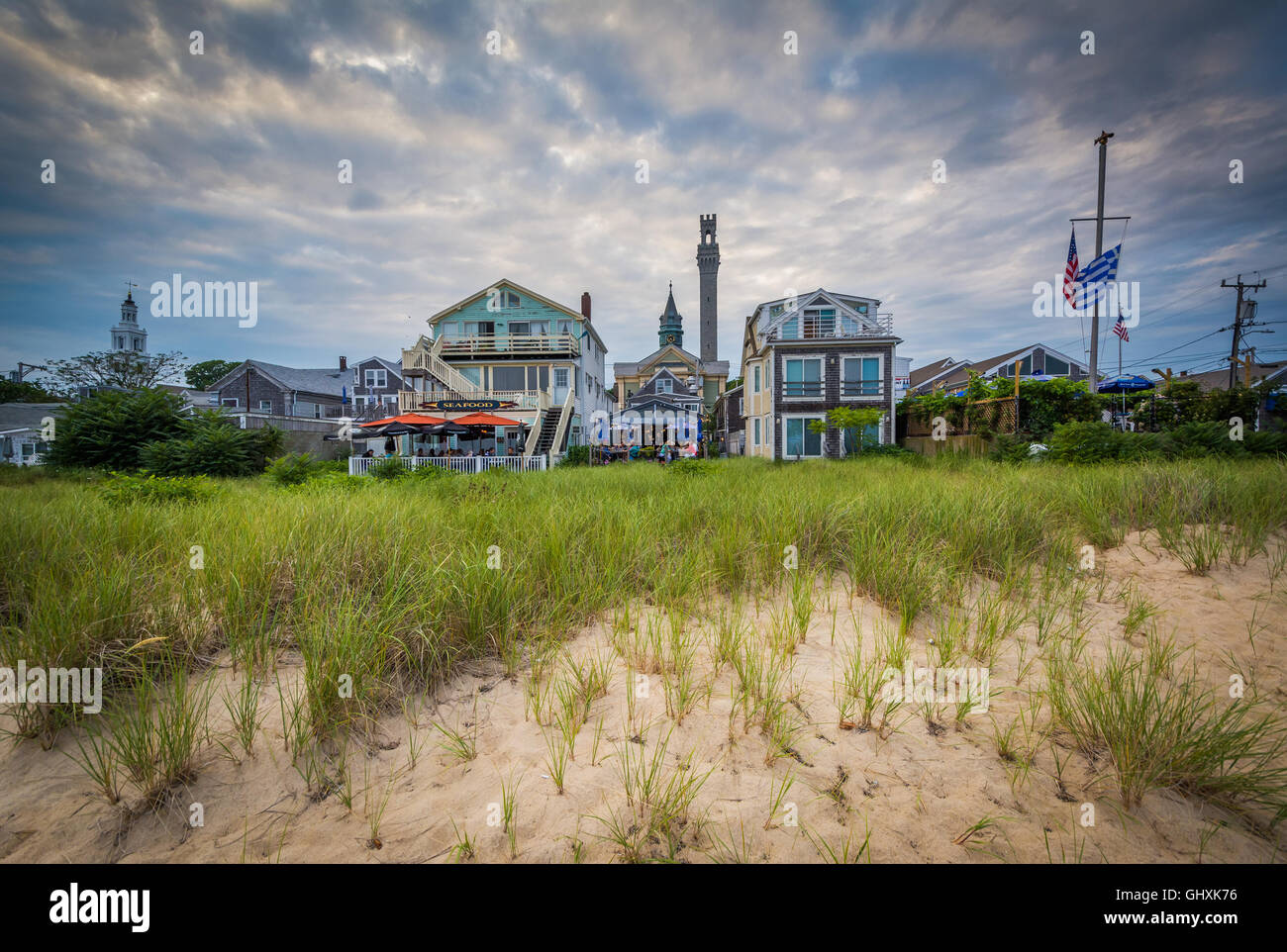 Le erbe e gli edifici lungo la spiaggia di a Provincetown, Cape Cod, Massachusetts. Foto Stock