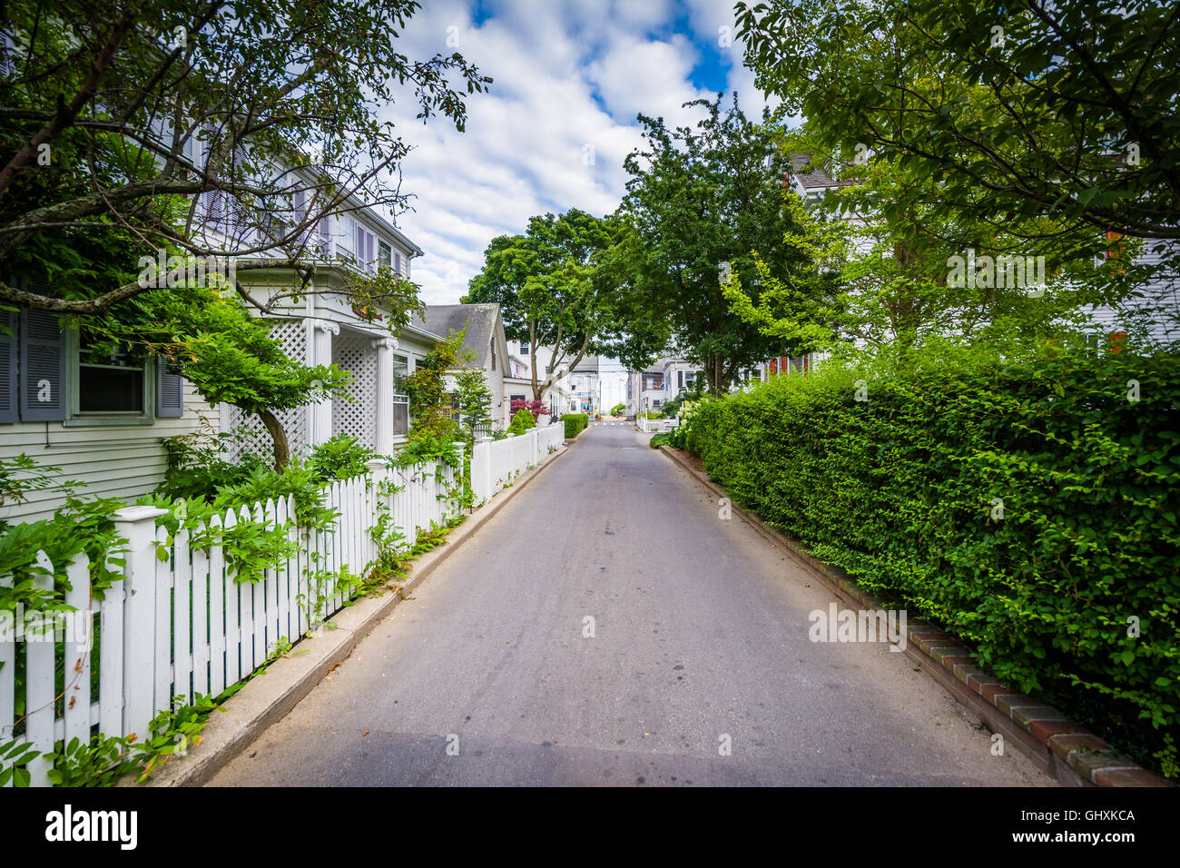 Casa e strada stretta in a Provincetown, Cape Cod, Massachusetts. Foto Stock
