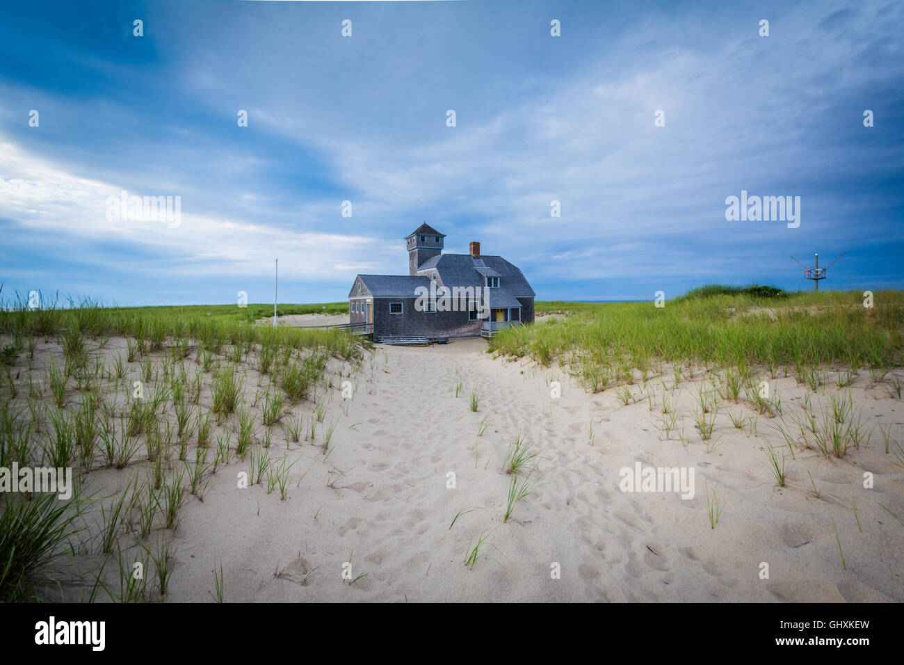 Le dune di sabbia e di erbe e il vecchio porto U.S. Per salvare la vita stazione, al punto di gara, in provincia terre a Cape Cod National S Foto Stock