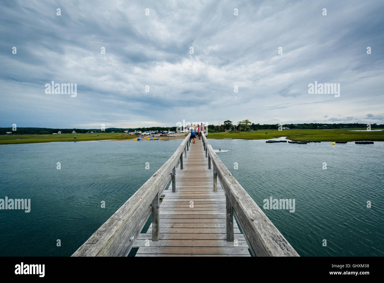 Il sandwich Boardwalk e una zona umida, in sandwich, Cape Cod, Massachusetts. Foto Stock
