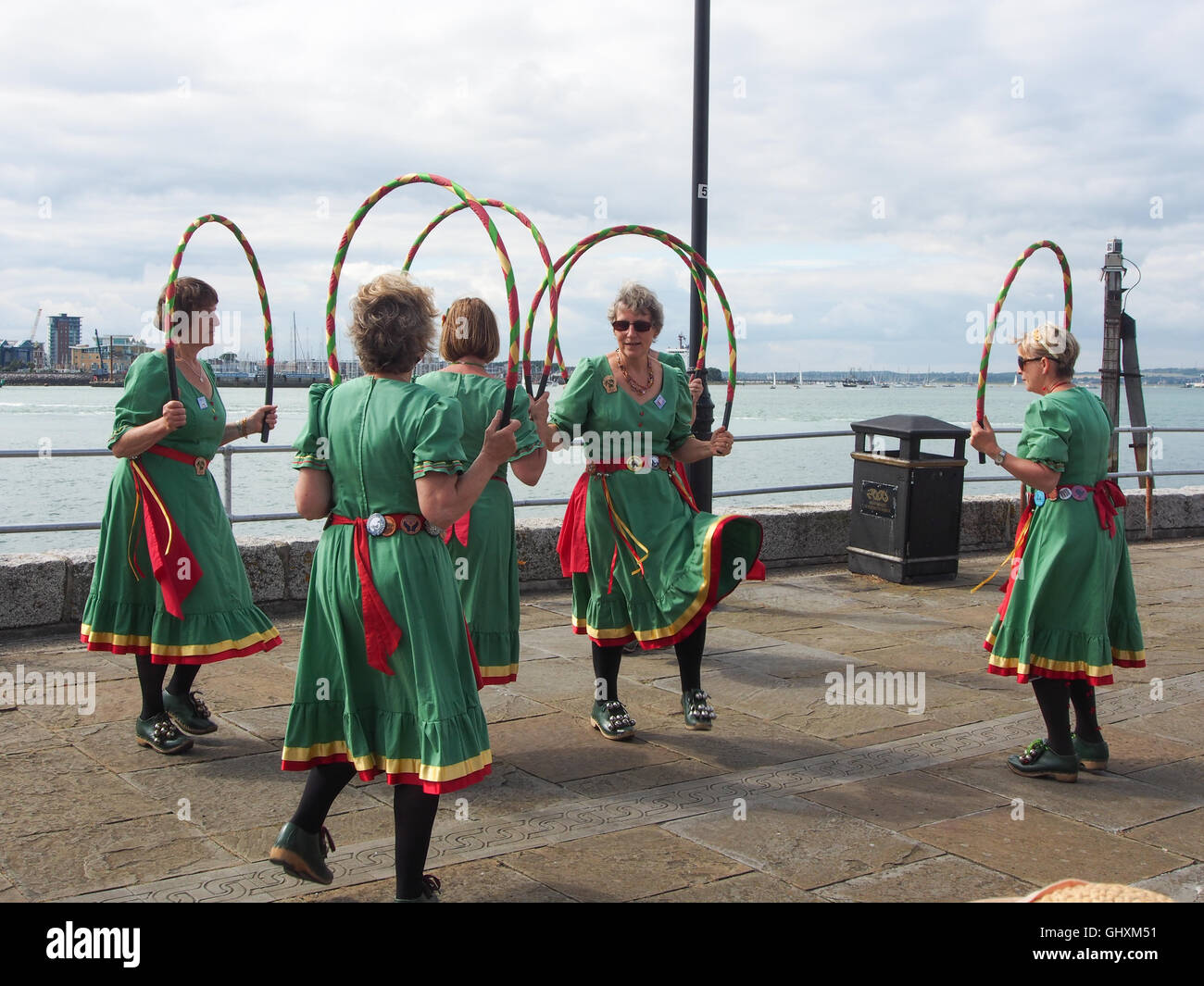 Femmina morris ballerini eseguono la loro danza tradizionale a Portsmouth, Inghilterra Foto Stock