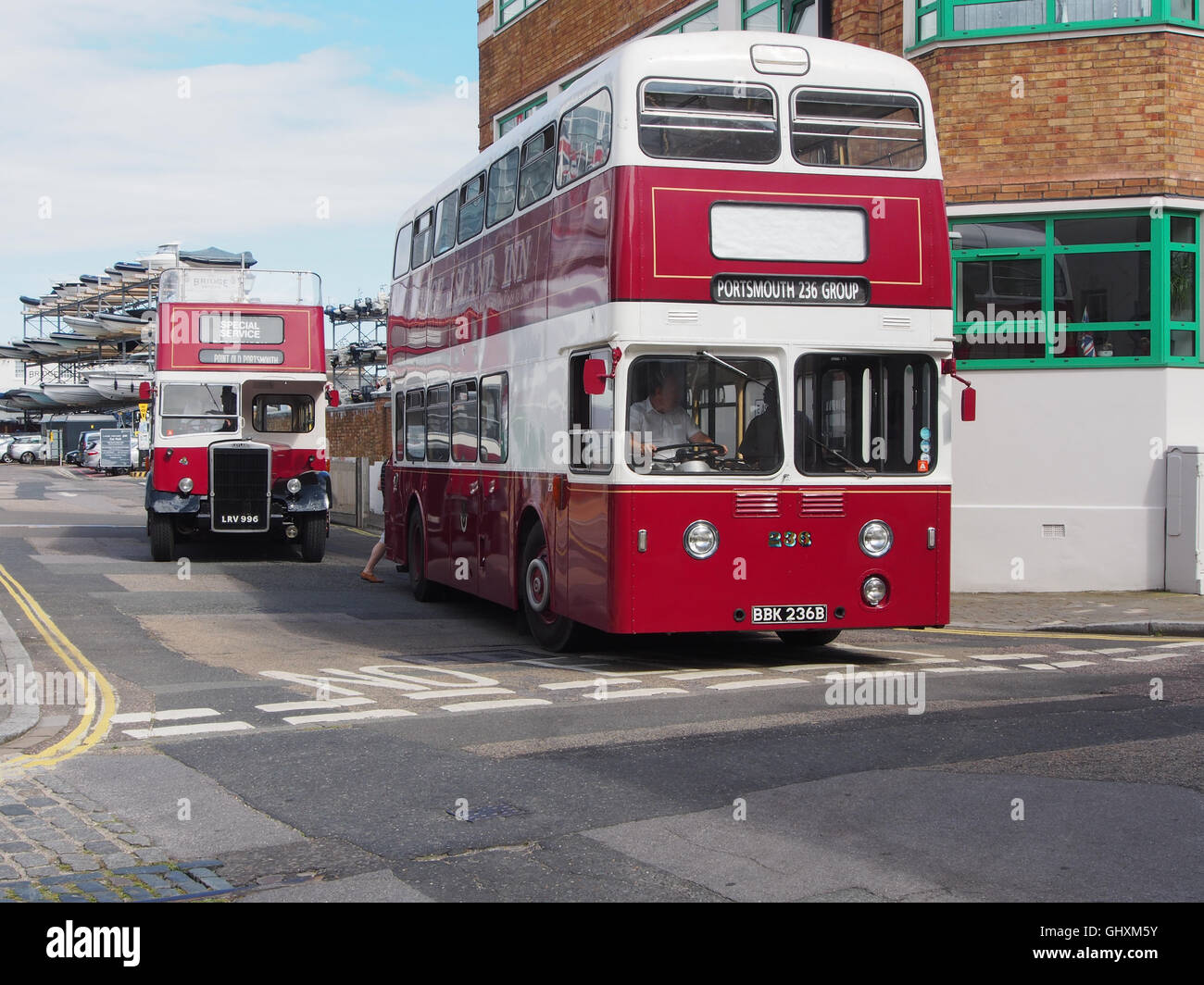 Un vintage, patrimonio bus, nella vecchia Portsmouth, Inghilterra Foto Stock