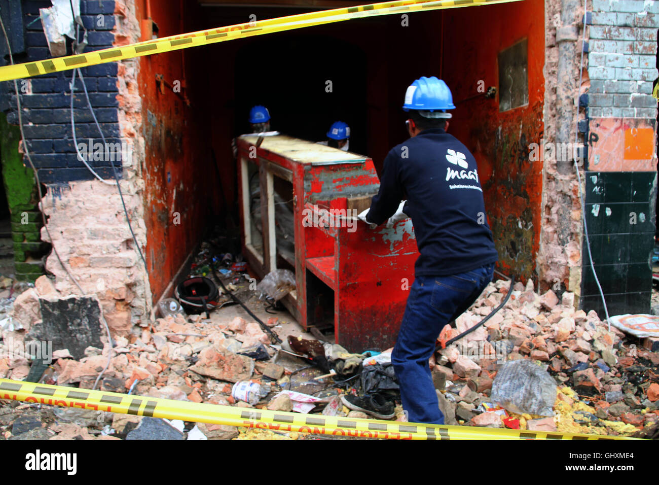 Bogotá, Colombia. 10 Ago, 2016. Membri della mayoralty di Bogotá durante la demolizione del quartiere 'Bronx' a Bogotà Credito: César Mariño García/Pacific Press/Alamy Live News Foto Stock