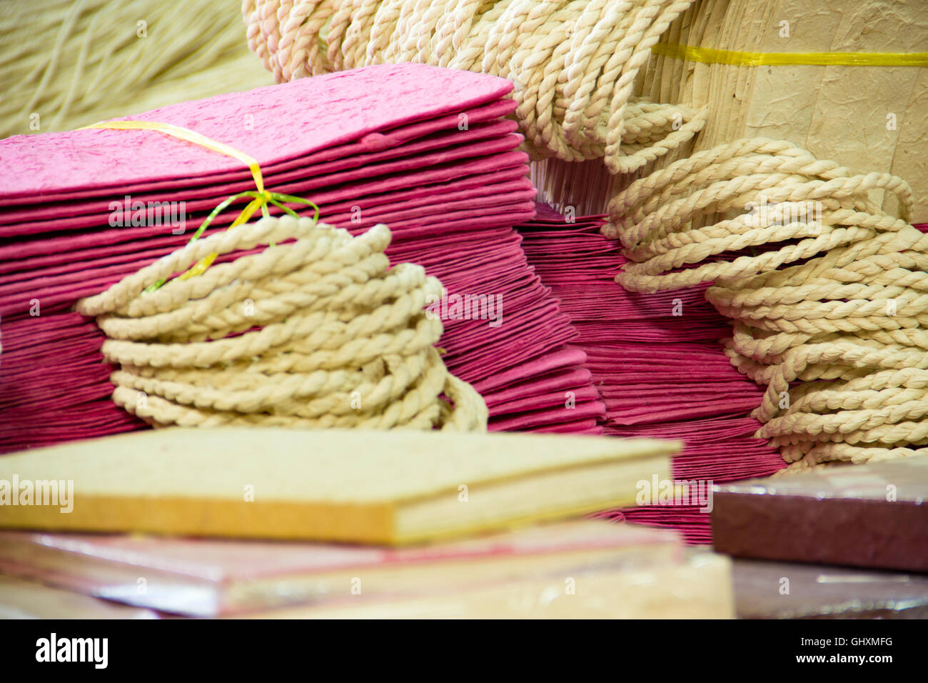 Colorata confezione regalo da carte fatte a mano. Foto Stock