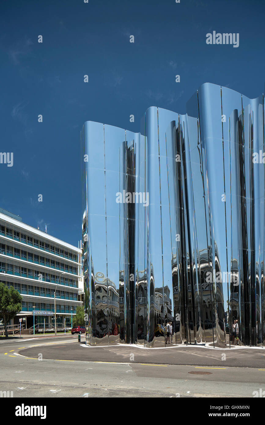 Dettaglio della forma d'onda esterno facciata in acciaio. Len Lye Center di New Plymouth, Nuova Zelanda. Architetto: Patttersons Associates, 2015. Foto Stock