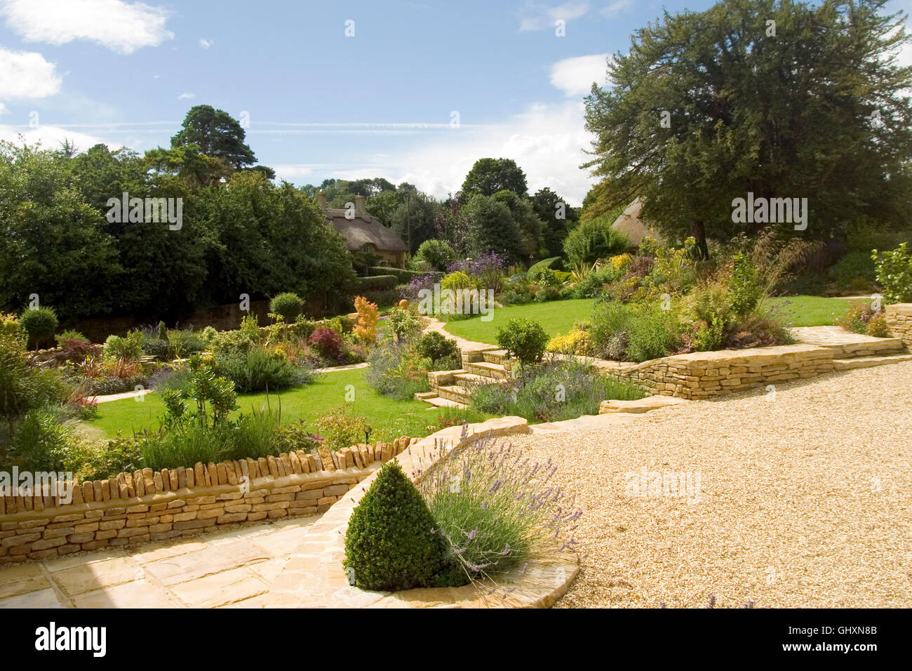 Regno Unito. Un nuovo giardino con arbusti in confini e nuovi paesaggi di pietra calcarea. Foto Stock